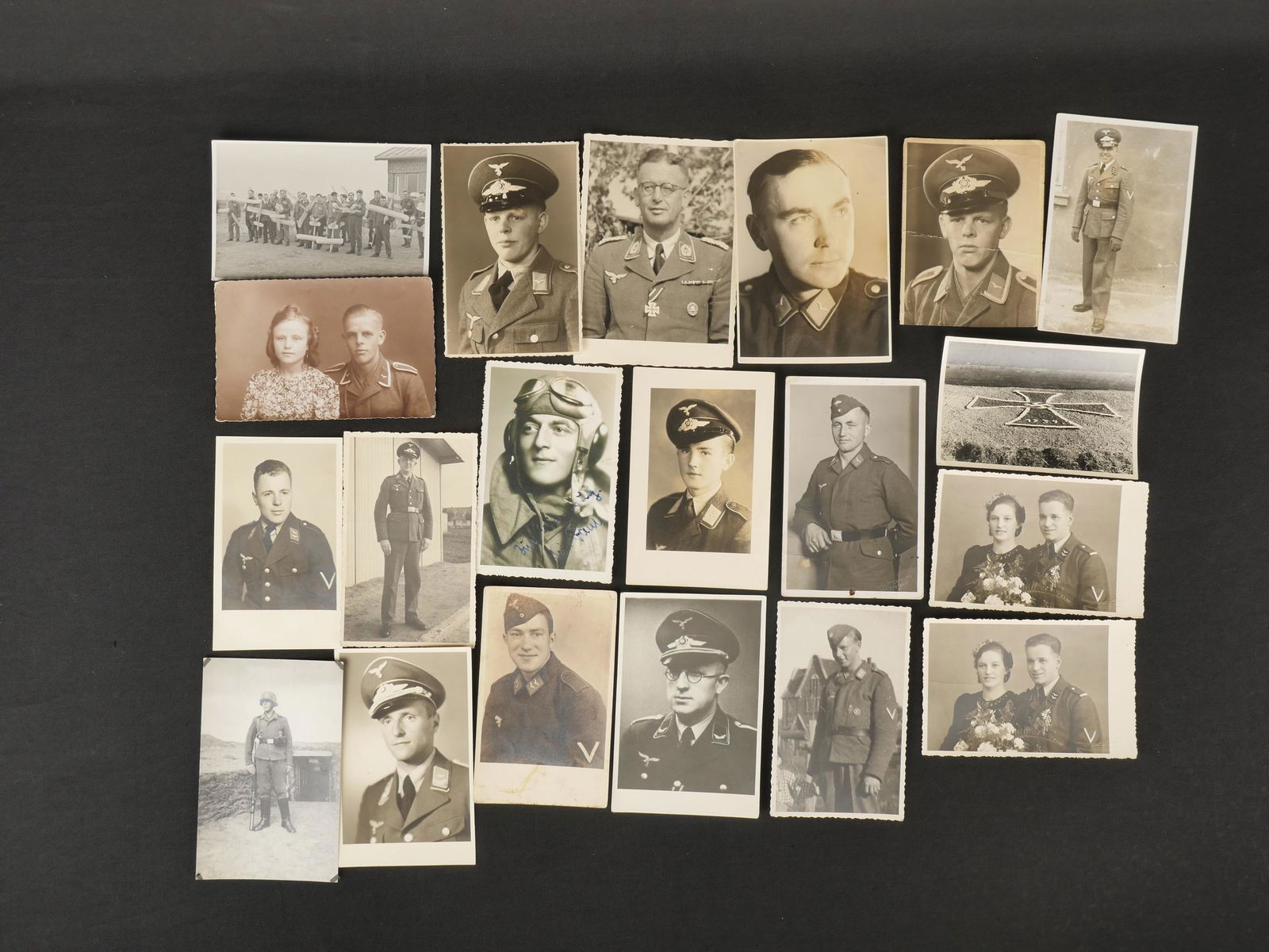 Ensemble de photos de la Luftwaffe. Set of pictures of the Luftwaffe.: Ensemble de photos de la Luftwaffe. 19 photos repr esentant des portraits de soldats de la Luftwaffe. Une photo dispose d une signature manuscrite illisible. Divers formats et etats. A noter une certa