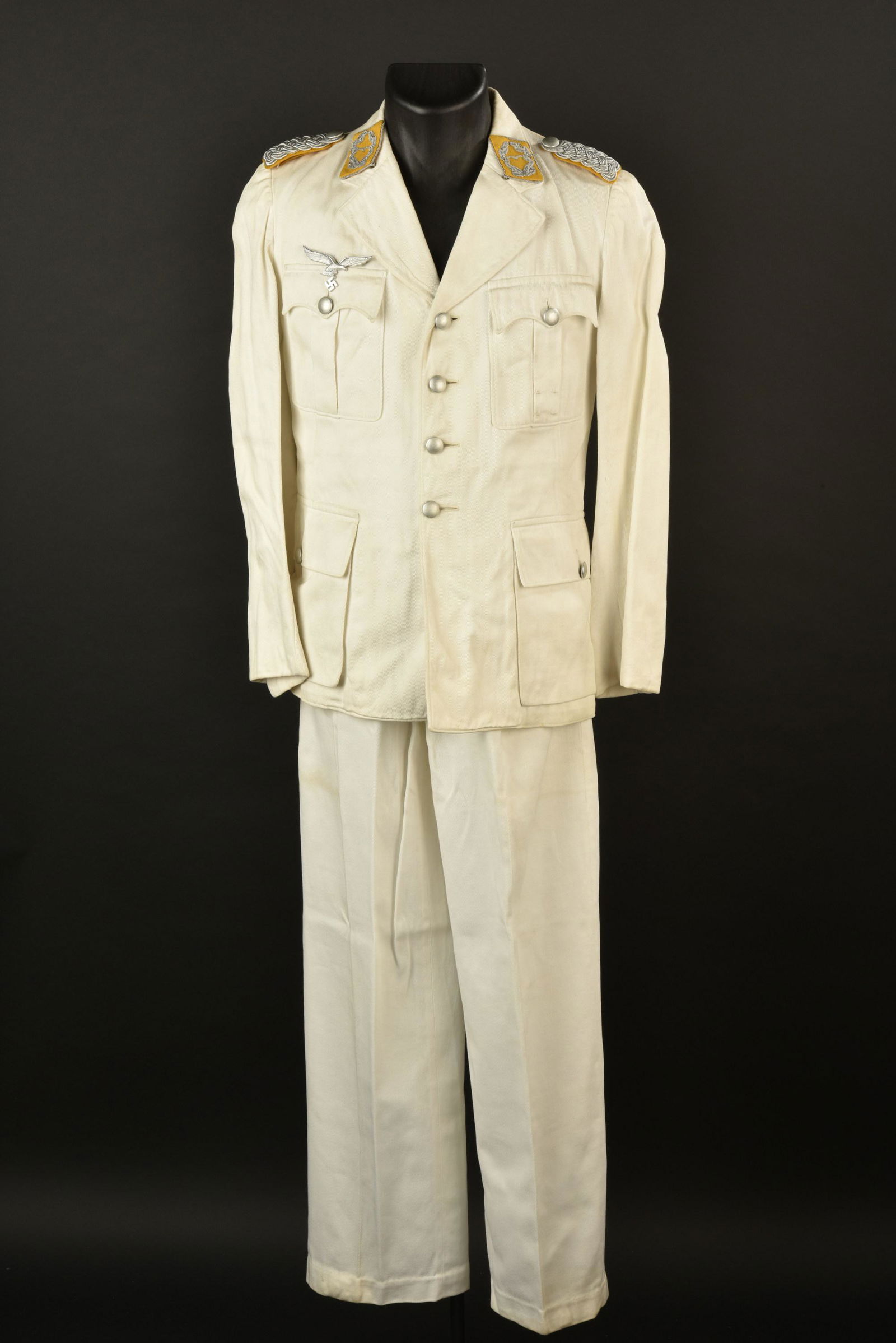 Uniforme estival officier LW.Luftwaffe summer uniform: Uniforme estival d officier de la Luftwaffe. Comprenant une vareuse en tissu coton blanc. Tous les boutons sont presents. Deux brides de decoration au niveau de la poche de poitrine gauche. Pattes d e