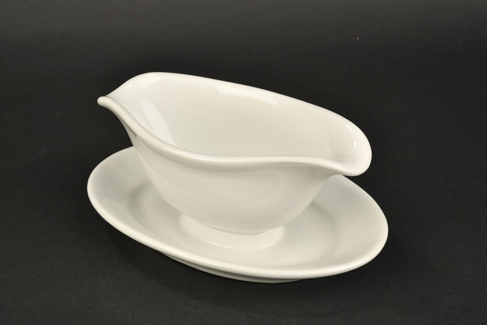 Sauci ere de la Luftwaffe. Luftwaffe gravy boat.: Sauci ere de la Luftwaffe. En porcelaine blanche. Marquage FL UV Bavaria 1941. Longueur 27 cm. A noter une certaine usure et patine de la pi ece. Etat II+. Plus de photos sur www.aiolfi.com. Sauce boa