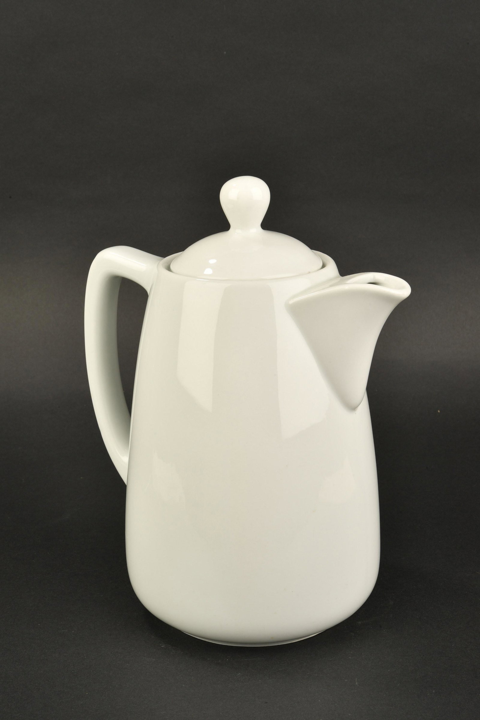 Cafeti ere Luftwaffe. Luftwaffe coffee pot.: Cafeti ere Luftwaffe. En porcelaine blanche. La poign ee de transport est pr esente. Bec verseur complet. Couvercle en porcelaine complet. Fabrication FL UV Bavaria 1942. A noter une certaine usure et