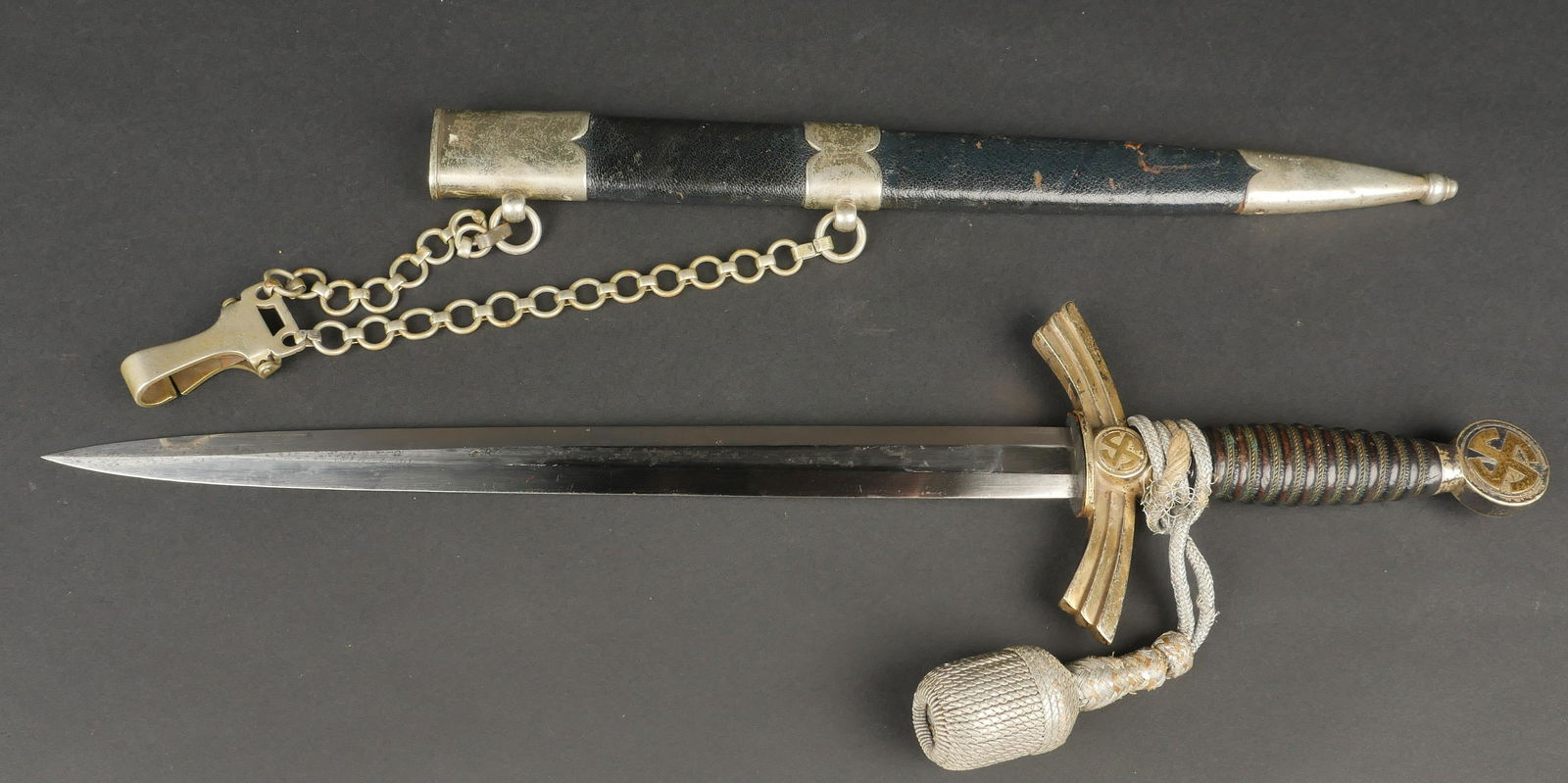 Dague officier LW. Luftwaffe dagger: Dague d officier de la Luftwaffe. Mod ele 35. Toutes les garnitures m etalliques sont en maillechort argent e. Marocain de poign ee en tr es bon etat, filigrane complet. Dragonne de la Luftwaffe pr es