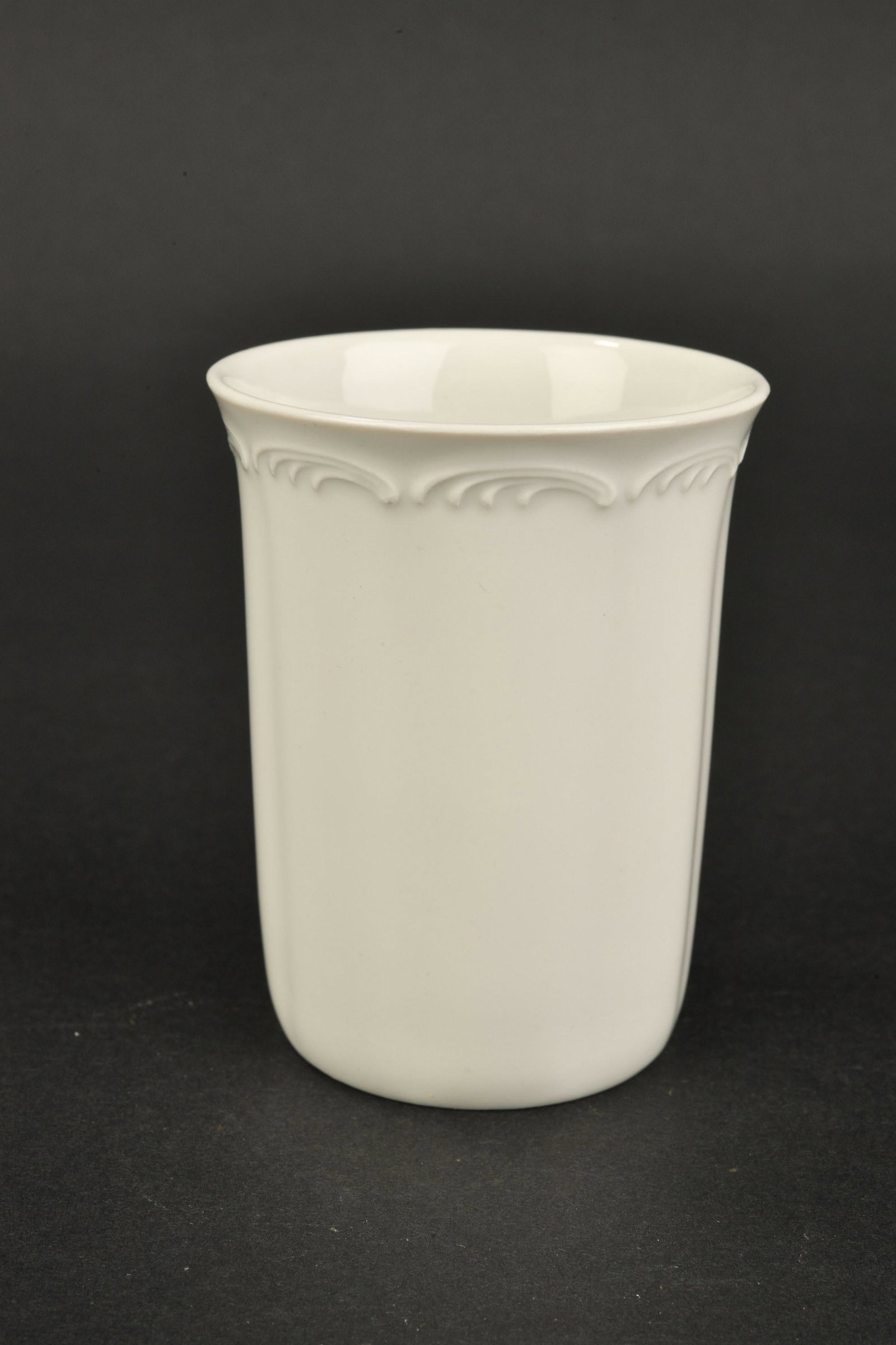 Gobelet de la Heer. Heer Cup.: Gobelet de la Heer. En porcelaine blanche, d ecors floraux sur le haut du gobelet. Marquages FL UV, aigle de la Heer pr esent, dat e 1937. Hauteur 9 cm. A noter une certaine usure et patine de la pi e