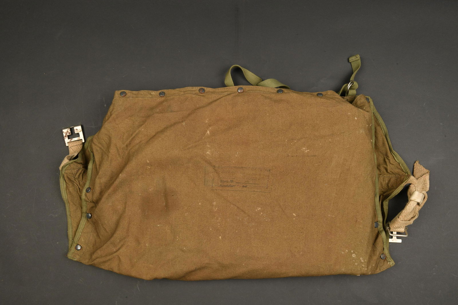 Canot de sauvetage LW. Luftwaffe life boat.: Canot de sauvetage parachutable. Canot en forte toile caoutchout e jaune. Celui-ci n a pas et e d epli e afin de v erifier sont etat. Marquages allemand visible. Housse en toile Feldgrau. Tous les bou