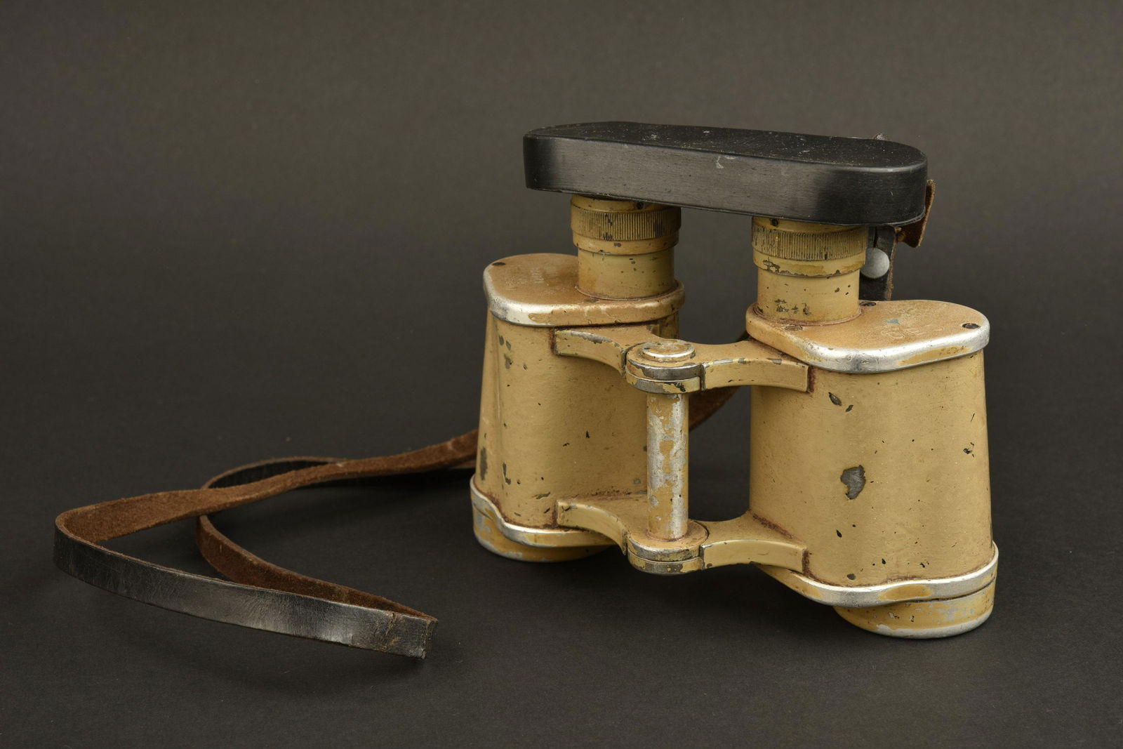Jumelles sable. German binoculars: Jumelles couleur sable. Peinture jaune sable a 70%. Å’illetons en bakelite marron. Marquages CAG, triangle bleu present. Marquages Dienstglass 6 x 30 124274 H/6400. Optiques clair et graduee. Prote