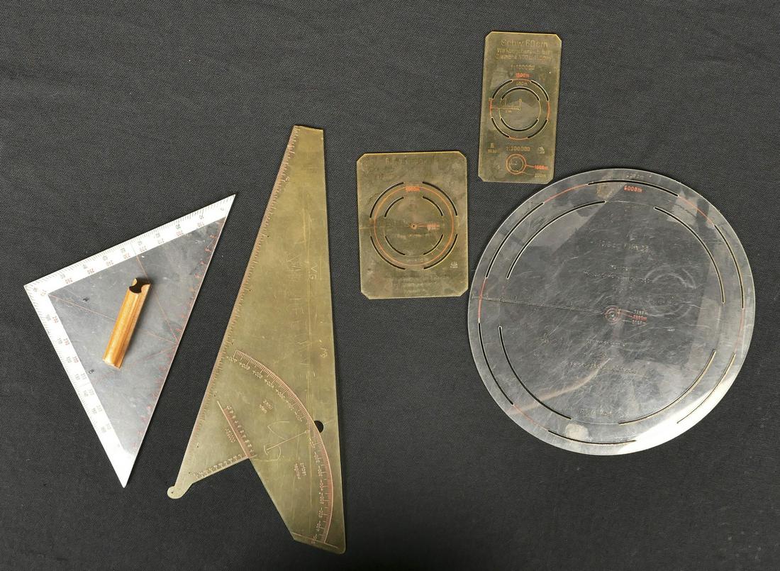 Instruments Flak. Flak instruments.: Instruments Flak. Comprenant un disque de calcul en bak elite transparent, bien marqu e 10,5 cm Flak 38, dat e 1937. Une r egle de calcul incompl ete. Une equerre en bak elite transparente, poign ee e