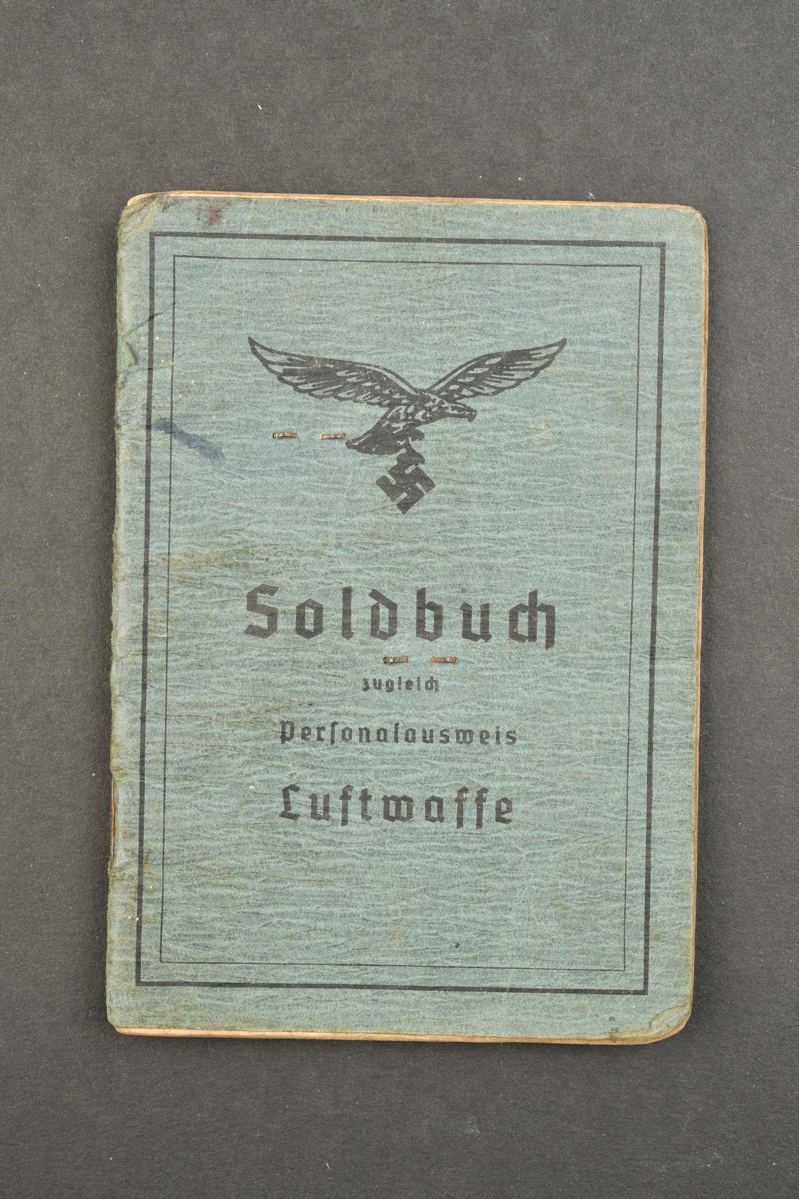 Soldbuch Luftwaffe. Soldbuch Luftwaffe.: Soldbuch Luftwaffe. Couverture disposant d un aigle de la Luftwaffe. Photo d identit e pr esente. Au nom de l Obergefreiten Kurt Thiemer, le 15 janvier 1942, au 2/flak-Schw-Ers-Abt-48. Livret tr es bi