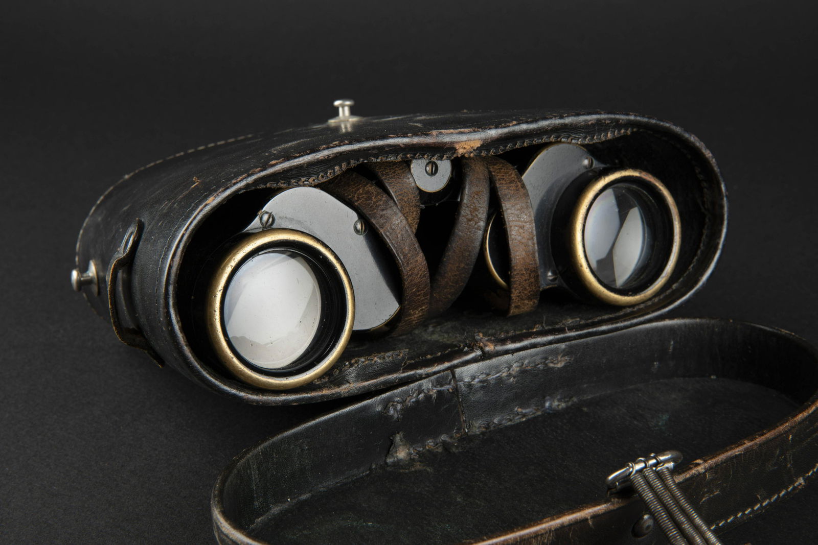 Jumelles 6x30. German binocular: Jumelles 6 x 30. Revetement granite, fabrication Carl Zeiss Jena Dienstglass 6 x 30 1771781 M H/6400, optiques claires et graduees. Cordon de transport en cuir. Housse en cuir noir, la sangle de trans