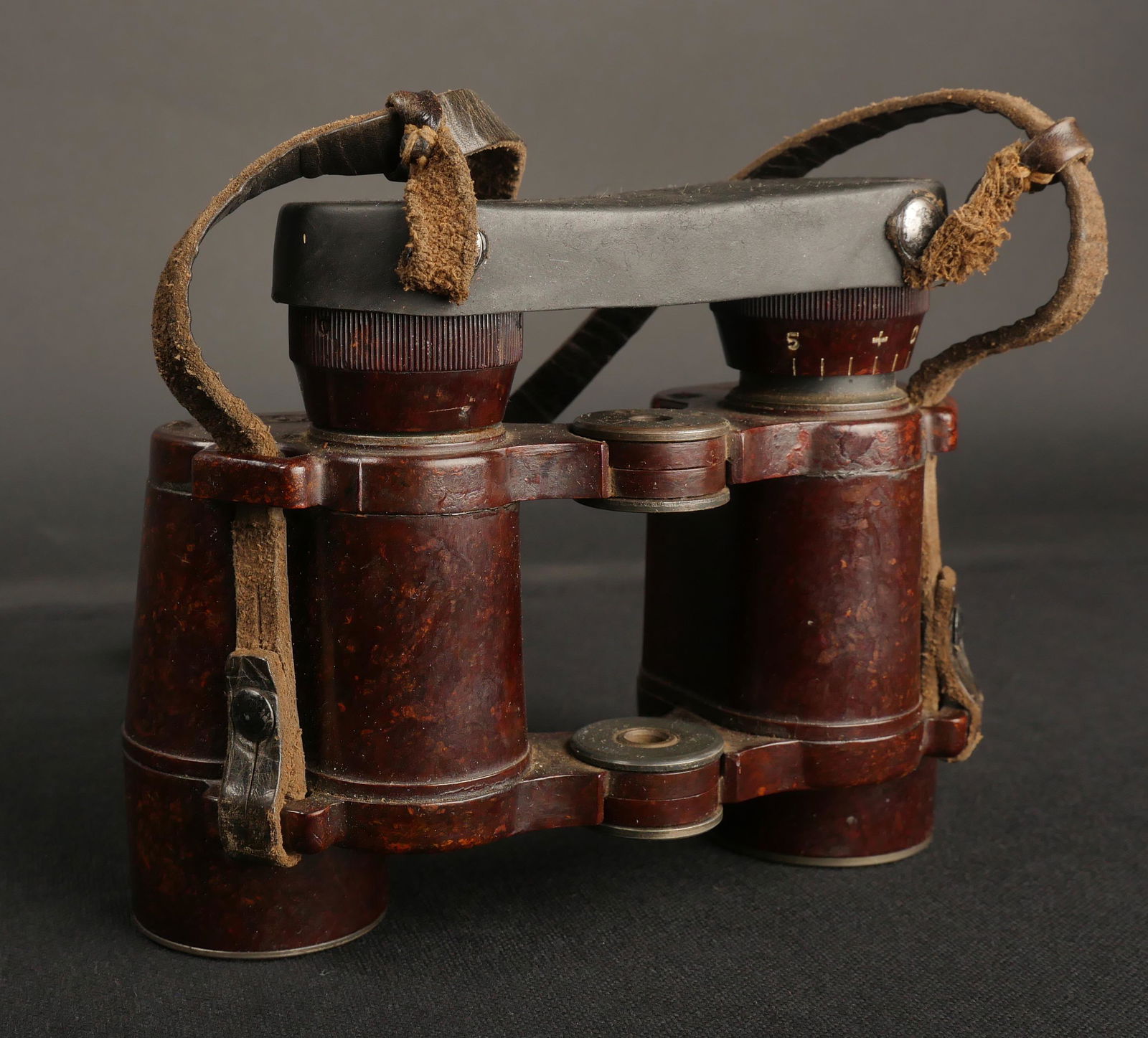 Jumelles bak elite. Bakelite binoculars.: Jumelles bak elites. Rare mod ele de jumelle en bak elite marron. En tr es bon etat, sans fissures. Marquages CXN Dienstglass 6 x 30. Toutes les pi eces mobiles sont fonctionnelles. Optiques en tr es