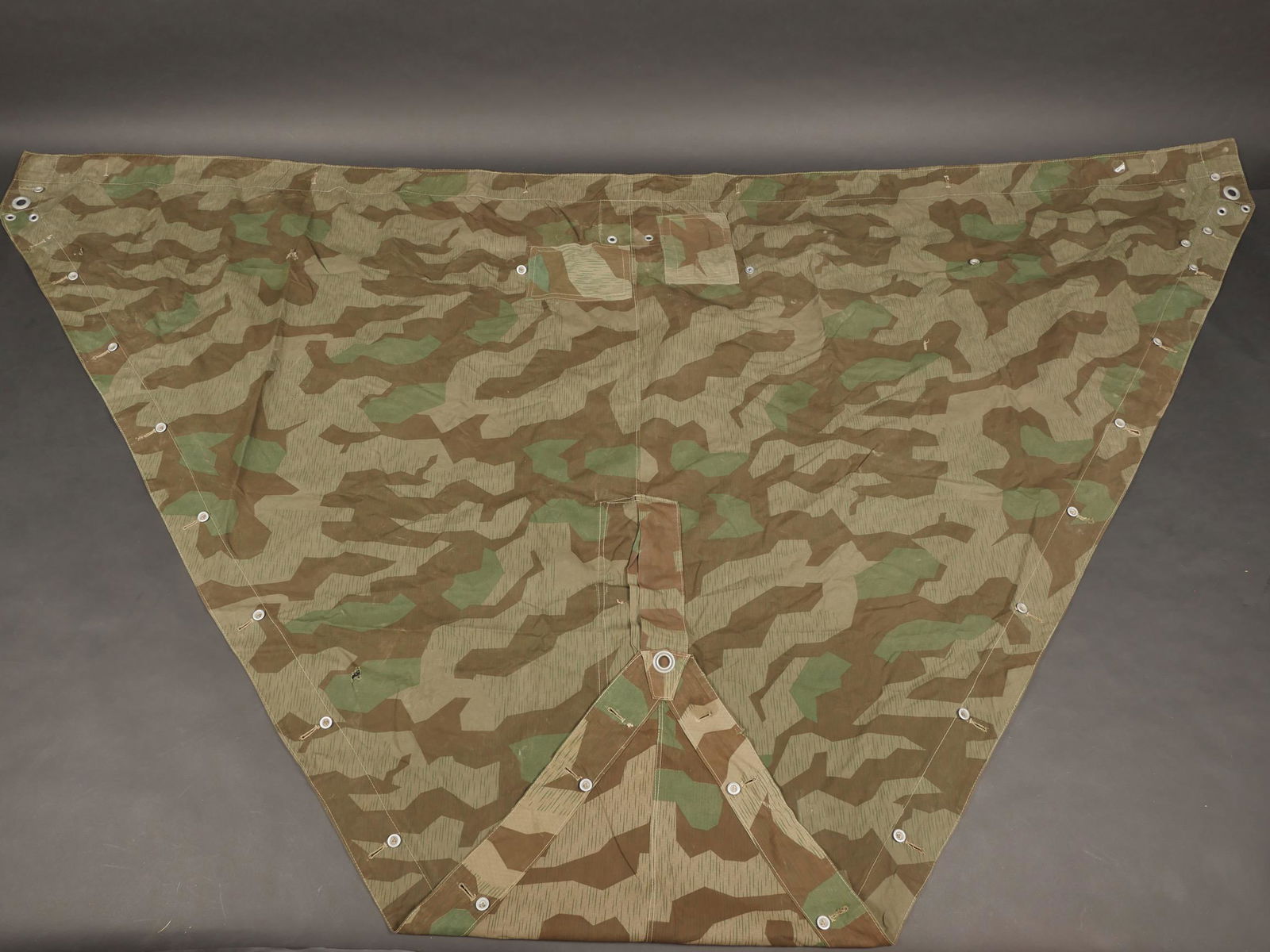 Toile de tente de la Heer. Tent of the Heer.: Toile de tente de la Heer. En toile camoufl e eclat. La majorit e des boutons sont pr esents. Les cordelettes sont absentes. Restes de marquages illisibles. A noter une certaine usure et patine de la