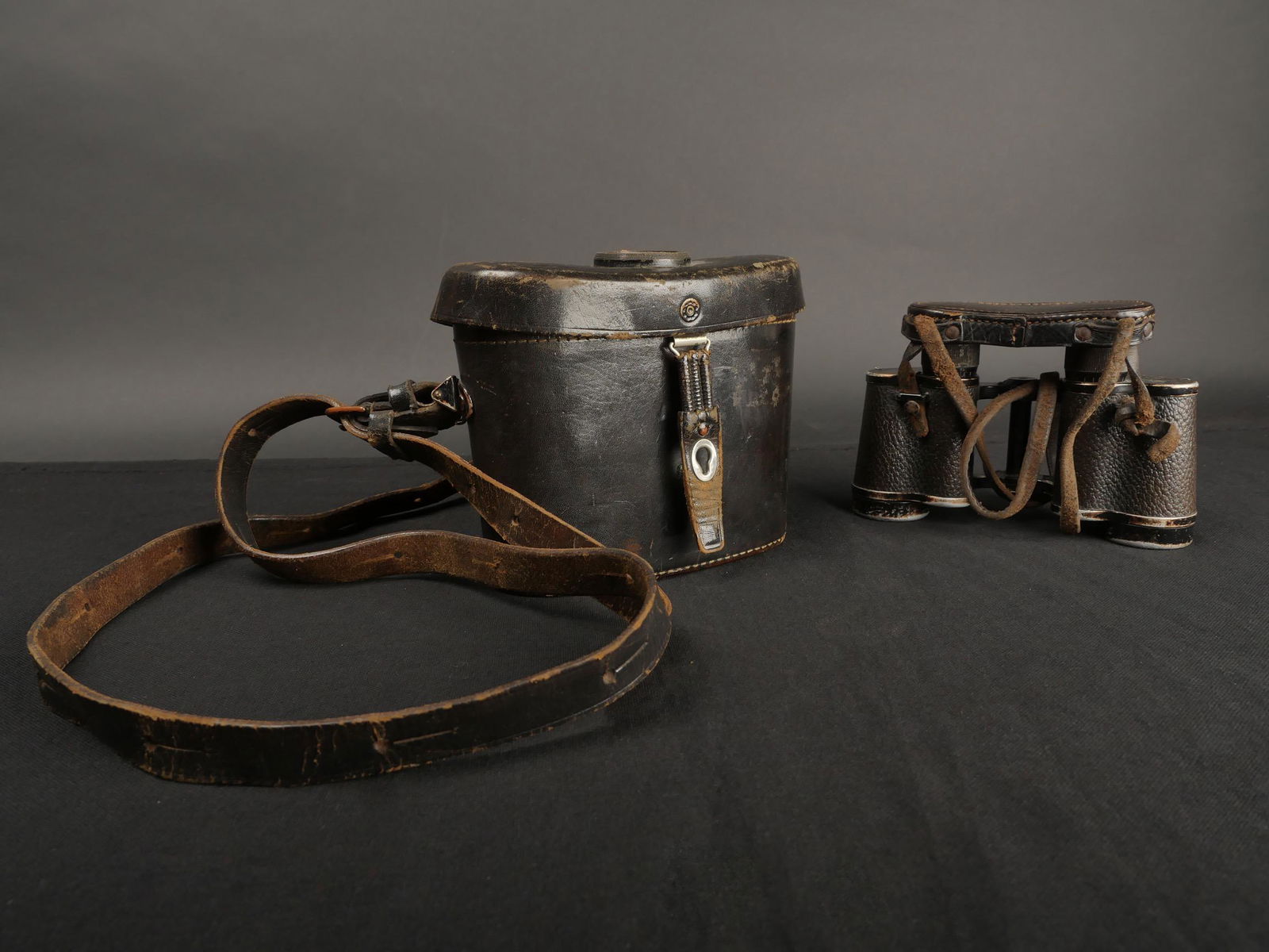 Jumelle 6 x 30. German binocular: Jumelles 6 x 30. Revetement en bon etat mais us e. Peinture noire a 70%. Marquages Carl Zeiss Jena Dienstglas 6 x 30 1851154 H/6400. Prot ege oculaire en cuir noir, sans marquages visibles. Courroie d