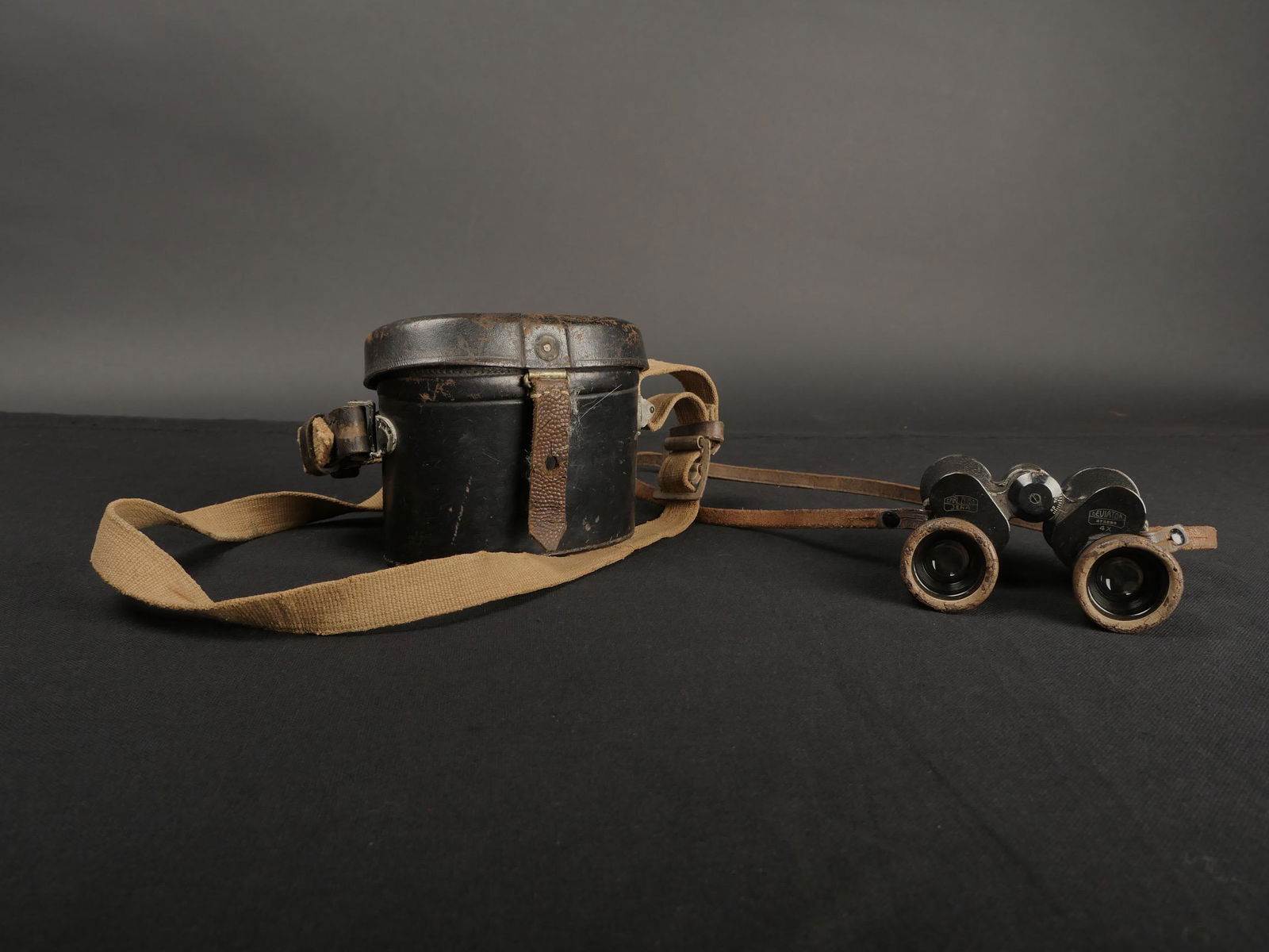 Jumelles Todt. Todt Binocular: Jumelles Organisation Todt. Revetement en tr es bon etat. Peinture noire a 70%. Fabrication Carl Zeiss Jena Deviator 473898 4X. Optique floue. Sangle de transport pr esente. Housse en cuir noir. La ti