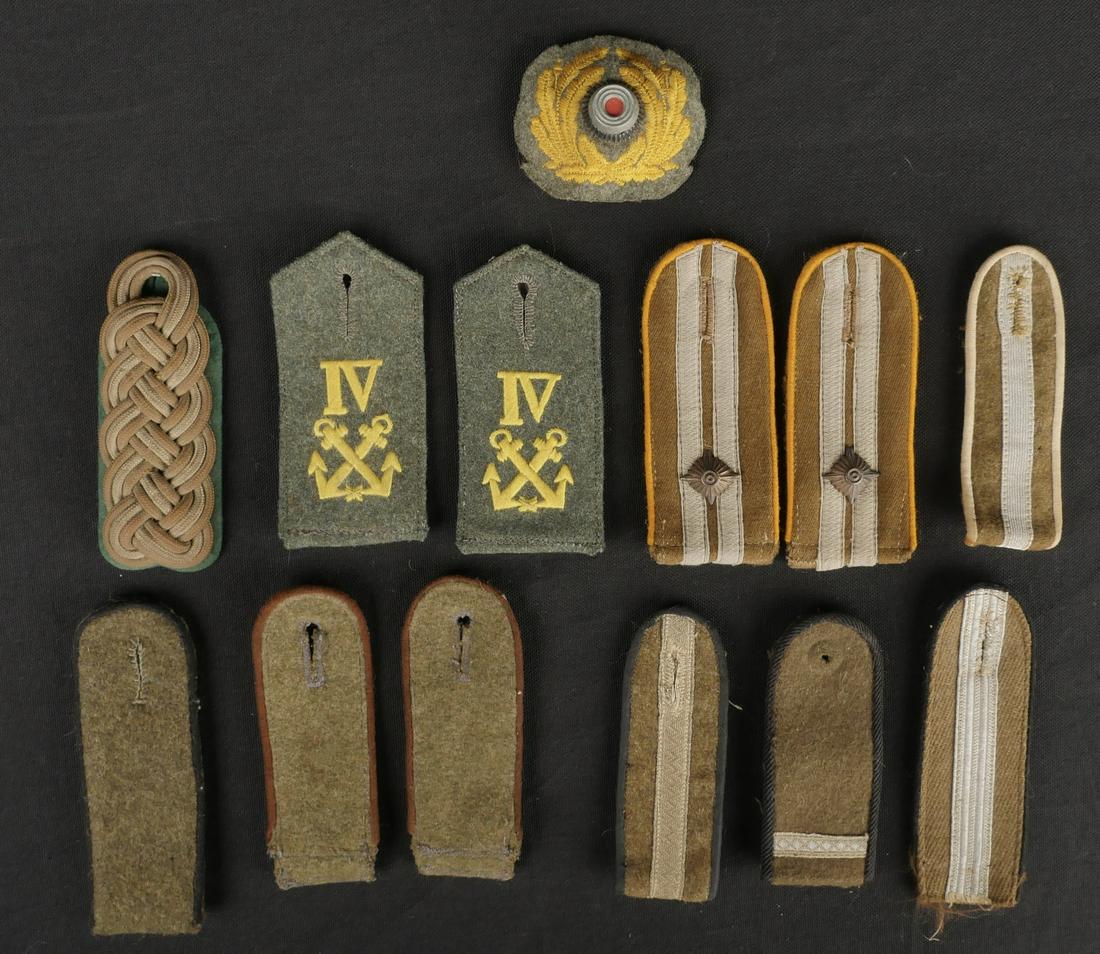 Passementerie Kriegsmarine. Kriegsmarine trimmings.: Passementerie Kriegsmarine. Comprenant une paire de patte d epaule de l artillerie cÃ´ti ere. Une paire de patte d epaule de l Organisation Todt. Huit pattes d epaule divers. Une cocarde brod ee et 
