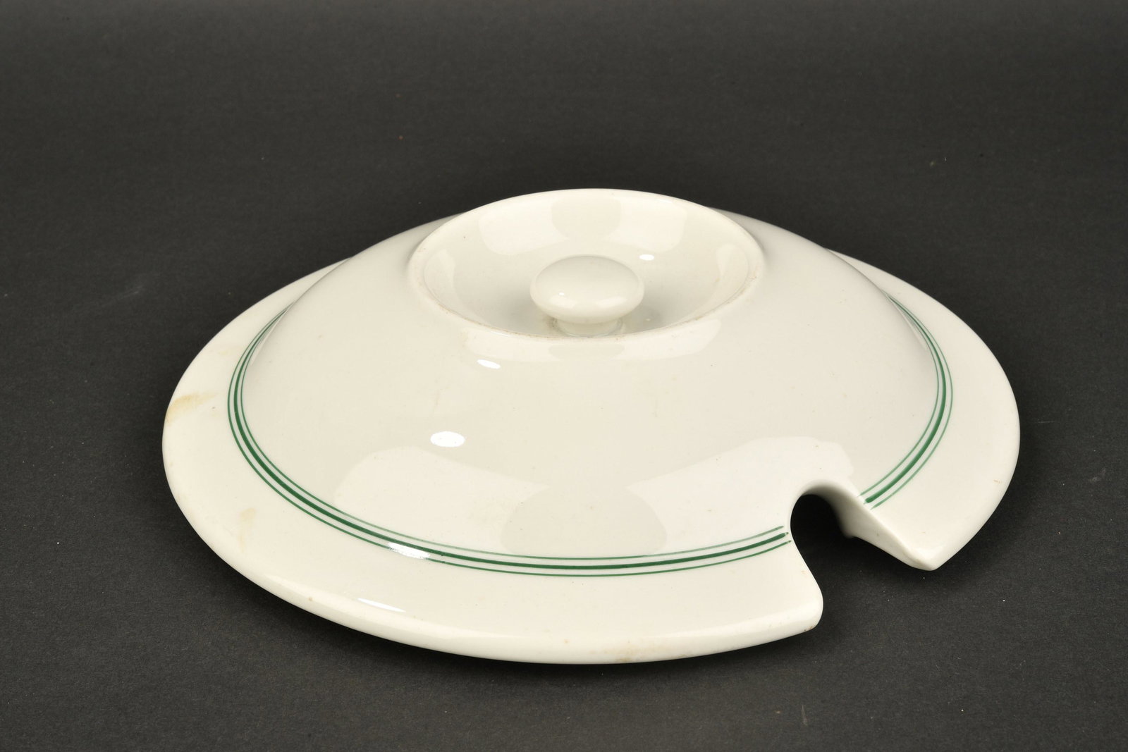 Couvercle de soupi ere KM. Tureen cover Kriegsmarine.: Couvercle de soupi ere KM. En porcelaine blanche. Poign ee pr esente. Liser e vert. Mod ele pour officier. Diam etre 24,5 cm. A noter une certaine usure et patine de la pi ece, ainsi que des taches. S