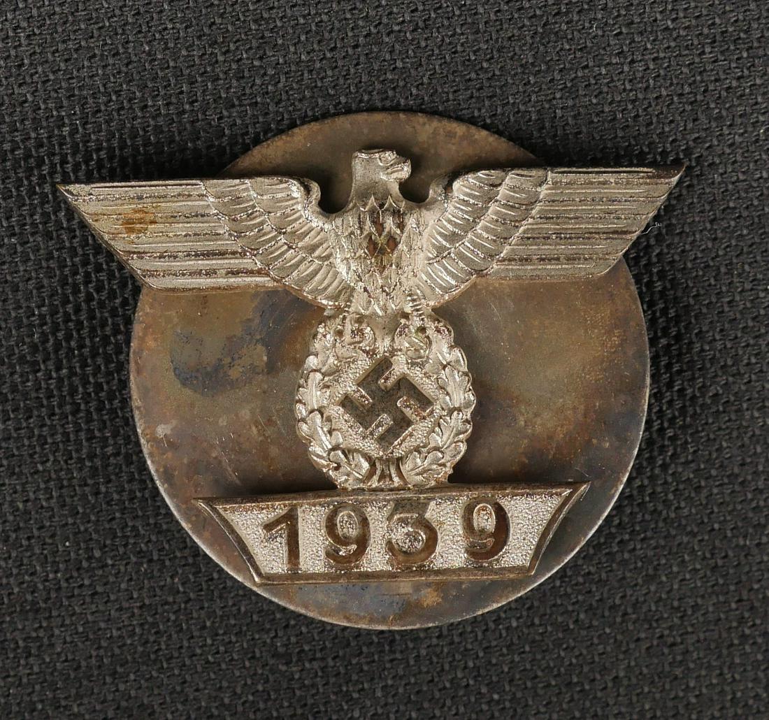 Rappel Croix de Fer. Reminder Iron Cross.: Rappel 1939 pour la croix de fer WWI. En m etal, couleur argent a 80%. Attache a vis avec sa contre-plaque. Sans marquages visibles. A noter une certaine usure et patine de la pi ece. Etat II+. Photos