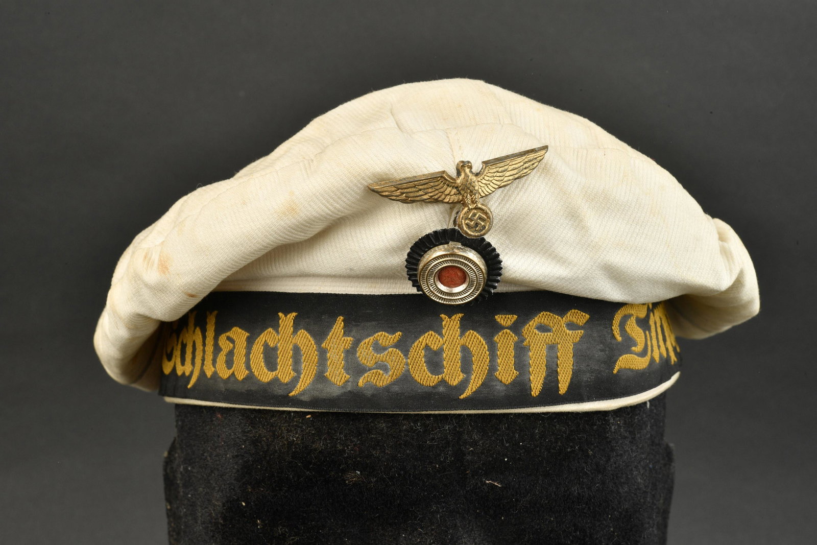 Bachi de la Kriegsmarine. Kriegsmarine s Bachi.: Bachi de la Kriegsmarine. En toile coton blanche. Bandeau complet, marqu e Schlachtschiff Tirpitz. Insigne m etallique complet. Bandeau de transpiration en cuir. Marquages int erieurs Will Bern Kiel 3