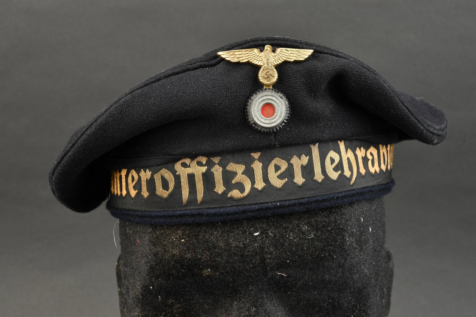 Bachi Kriegsmarine. Bachi Kriegsmarine: Bachi de la Kriegsmarine. En toile drap bleu marine. Bandeau complet, marqu e 2.Marineunteroffizierlehrabteilung.2. Insigne m etallique complet. Bandeau de transpiration en cuir. Sans marquages visibl