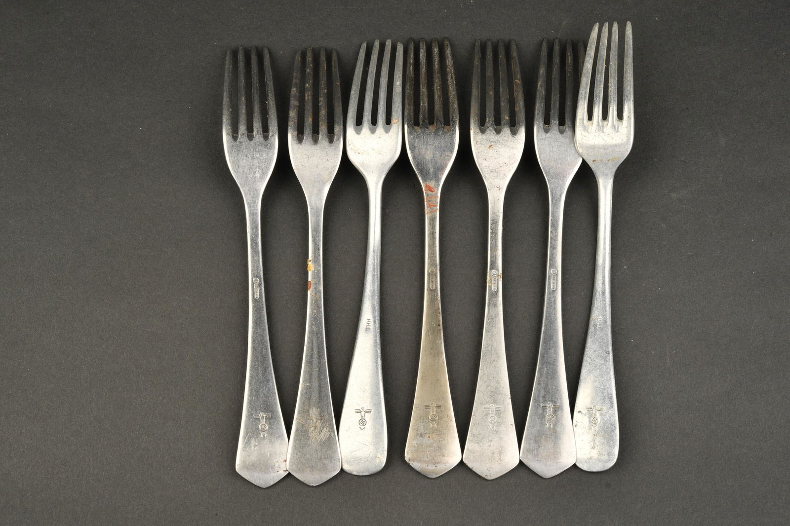 Fourchettes Kriegsmarine. Kriegsmarine forks.: Fourchettes Kriegsmarine. Sept fourchettes en m etal. Beaux insignes de la Kriegsmarine. Fabrication Rostfrei. A noter une certaine usure et patine des pi eces. Etat II+. Plus de photos sur www.aiolfi