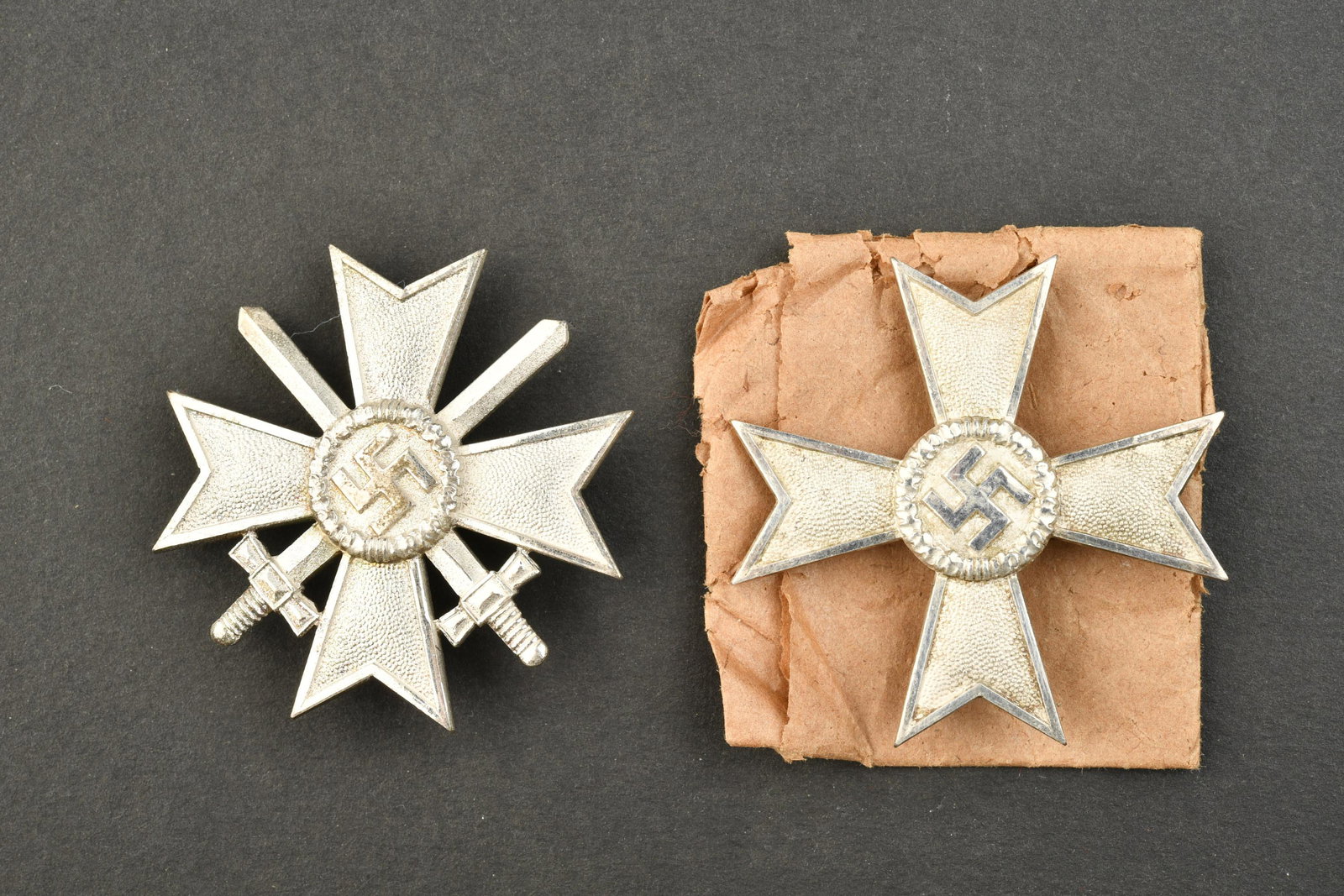 KVK 1st Class.: KVK premi eres classes. Comprenant une KVK de premi ere classe, mod ele sans ep ee, couleur argent a 80%, attache compl ete, marquage fabricant 1, emballage papier d origine pr esent. Une KVK de premi