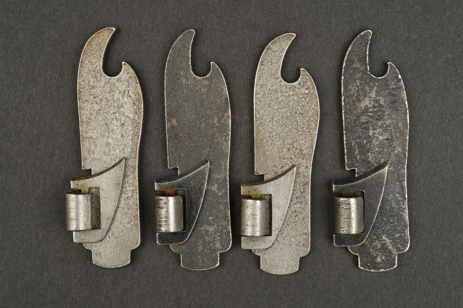 Ouvre-boite Kriegsmarine. Can opener Kriegsmarine.: Ouvre-boite de la Kriegsmarine. Quatre ouvre-boite en m etal, complets, beaux marquages Kriegsmarine. A noter une certaine usure et oxydation de la pi ece. Etat II+. Plus de photos sur www.aiolfi.com.