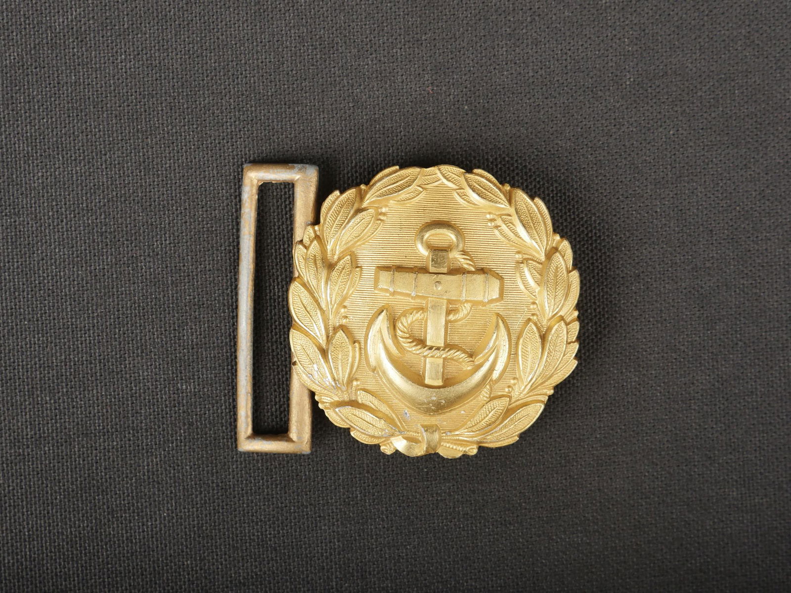 Boucle de ceinturon KM. Kriegsmarine belt buckle: Boucle de ceinturon Kriegsmarine. En m etal dor e. Dorure a 90%. Fabrication illisible. A noter une certaine usure et patine de la pi ece. Etat II+. Plus de photos sur www.aiolfi.com. Buckle of belt K