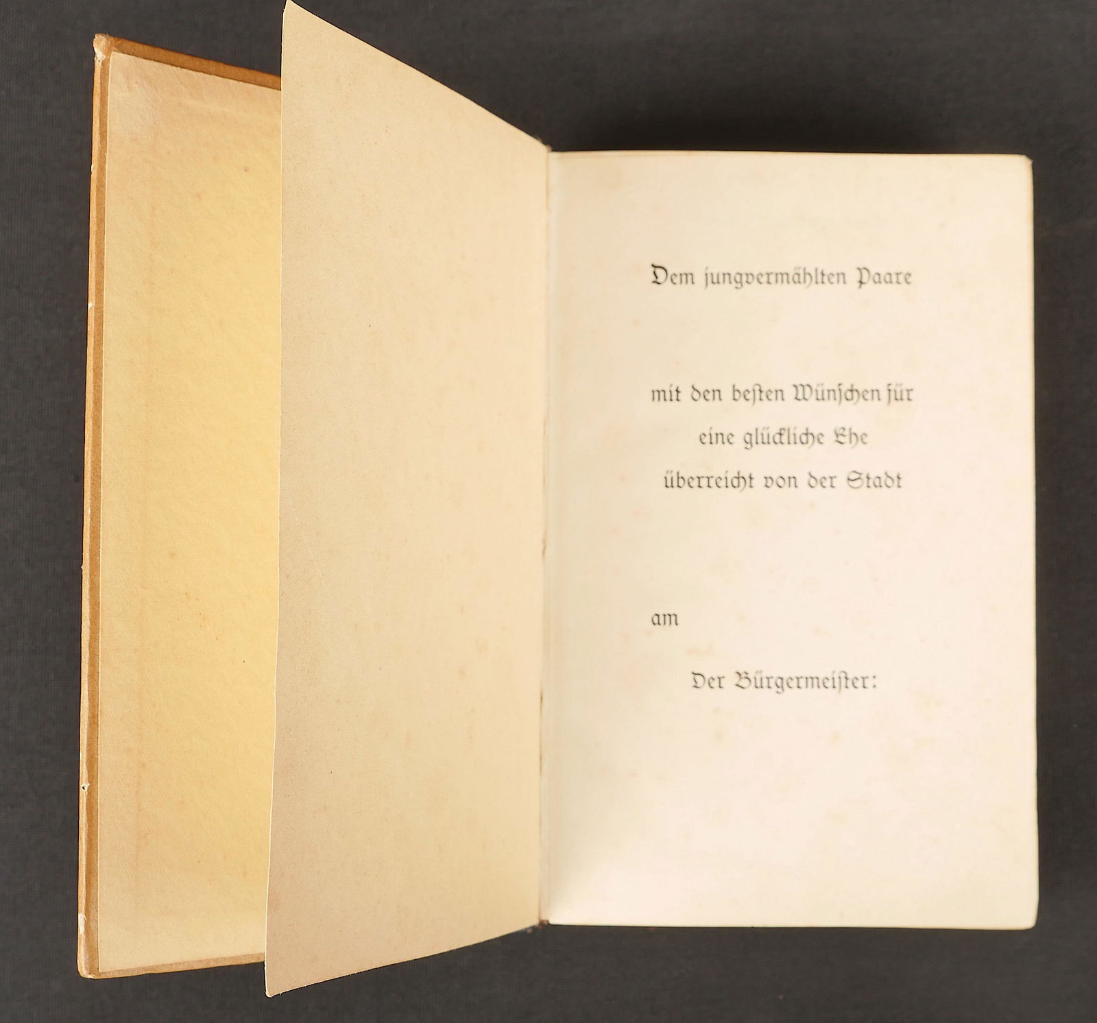 Mein Kampf: Mein Kampf. Couverture cartonnee. Modele date 1942. Modele offert pour les mariages, la page destinee au maire est vierge. A noter une certaine usure et patine de la piece. Etat II+. Mein Kampf. Hardc