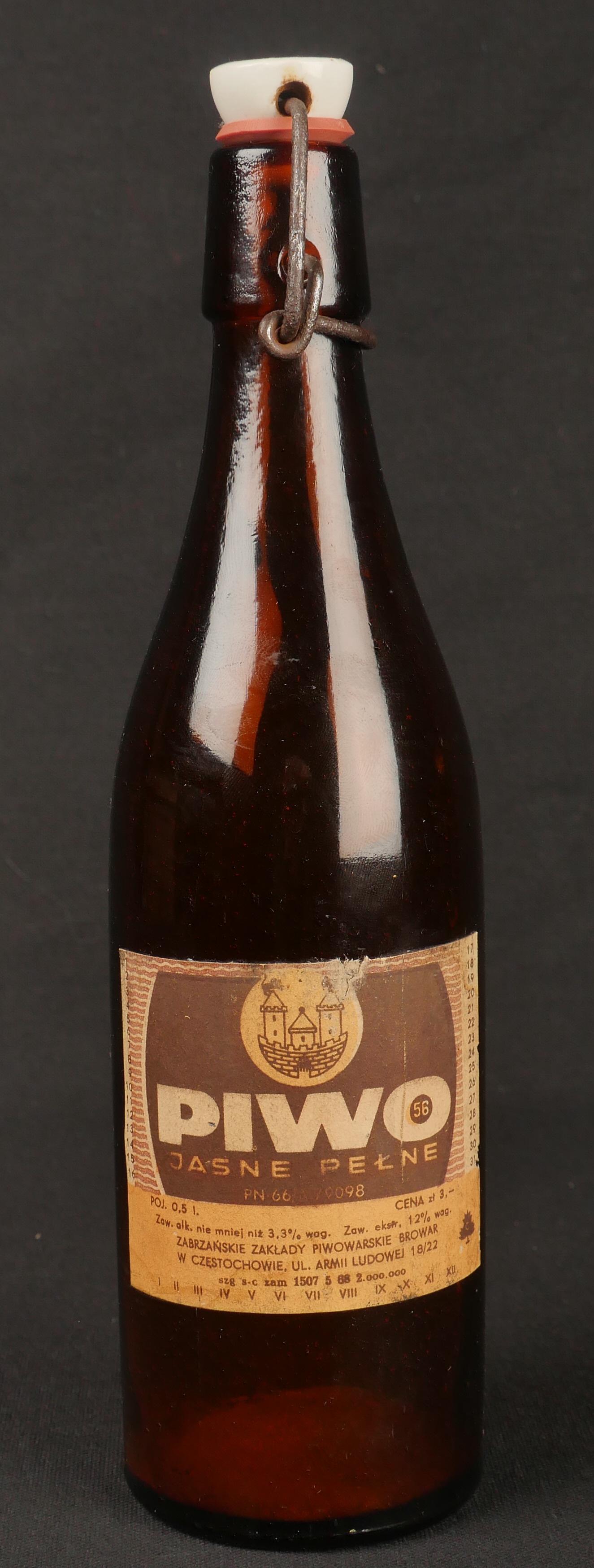 Bouteille de biere SS. Waffen SS beer bottle.: Bouteille de biere de la SS. En verre marron. Bouchon complet, bien marque SS Eigentum Heidellager. Les parties metalliques sont fortement oxydees. Etiquette marquee Piwo Jasne Pelne. Visiblement coll