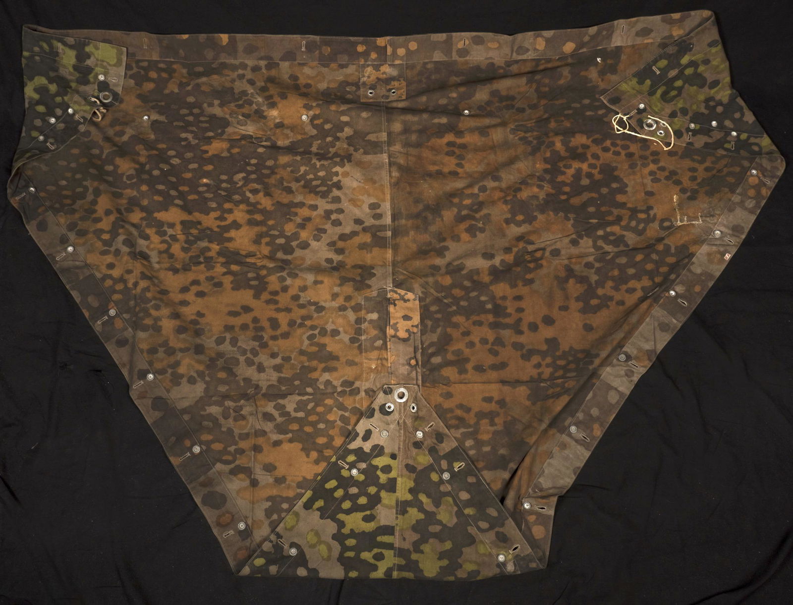 Toile de tente SS. Waffen SS tent canvas.: Toile de tente SS. En tissu camoufle SS. Un cote est camoufle couleur automne, et portant du numero de coupon 1. Le verso est camoufle couleur ete, et portant le numero de coupon 1. La majorite des bo