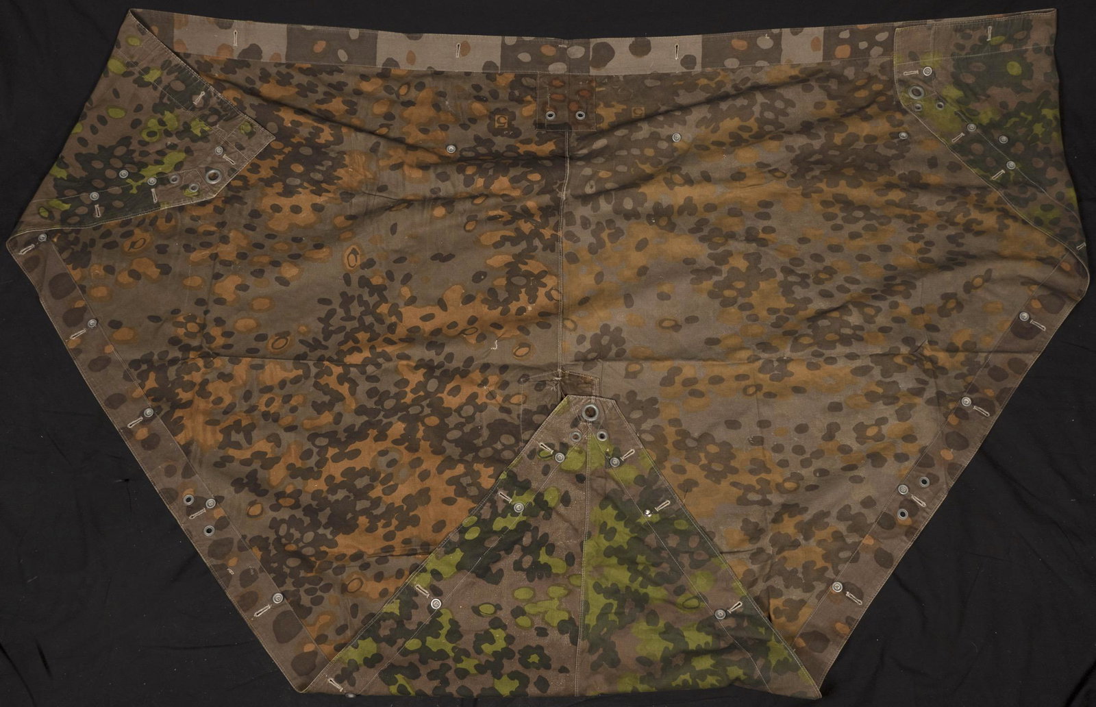 Toile de tente SS. Waffen SS tent canvas.: Toile de tente SS. En tissu camoufle SS. Un cote est camoufle couleur automne, et portant du numero de coupon 5. Le verso est camoufle couleur ete, et portant le numero de coupon 6. La majorite des bo