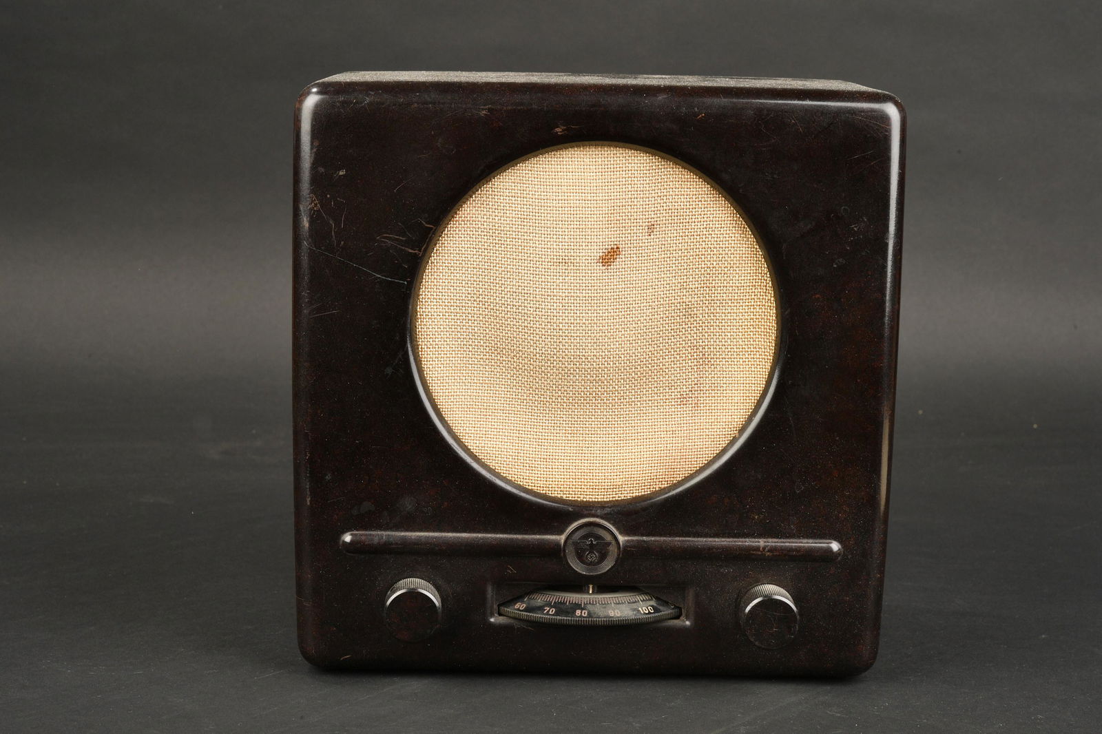 Radio du peuple. Radio of the people.: Radio du peuple. En bakelite marron. Le protege haut parleur est complet, mais legerement distendu. Toutes les pieces mobiles sont fonctionnelles. Facade arriere presente, mais tenant mal. Cable et pr