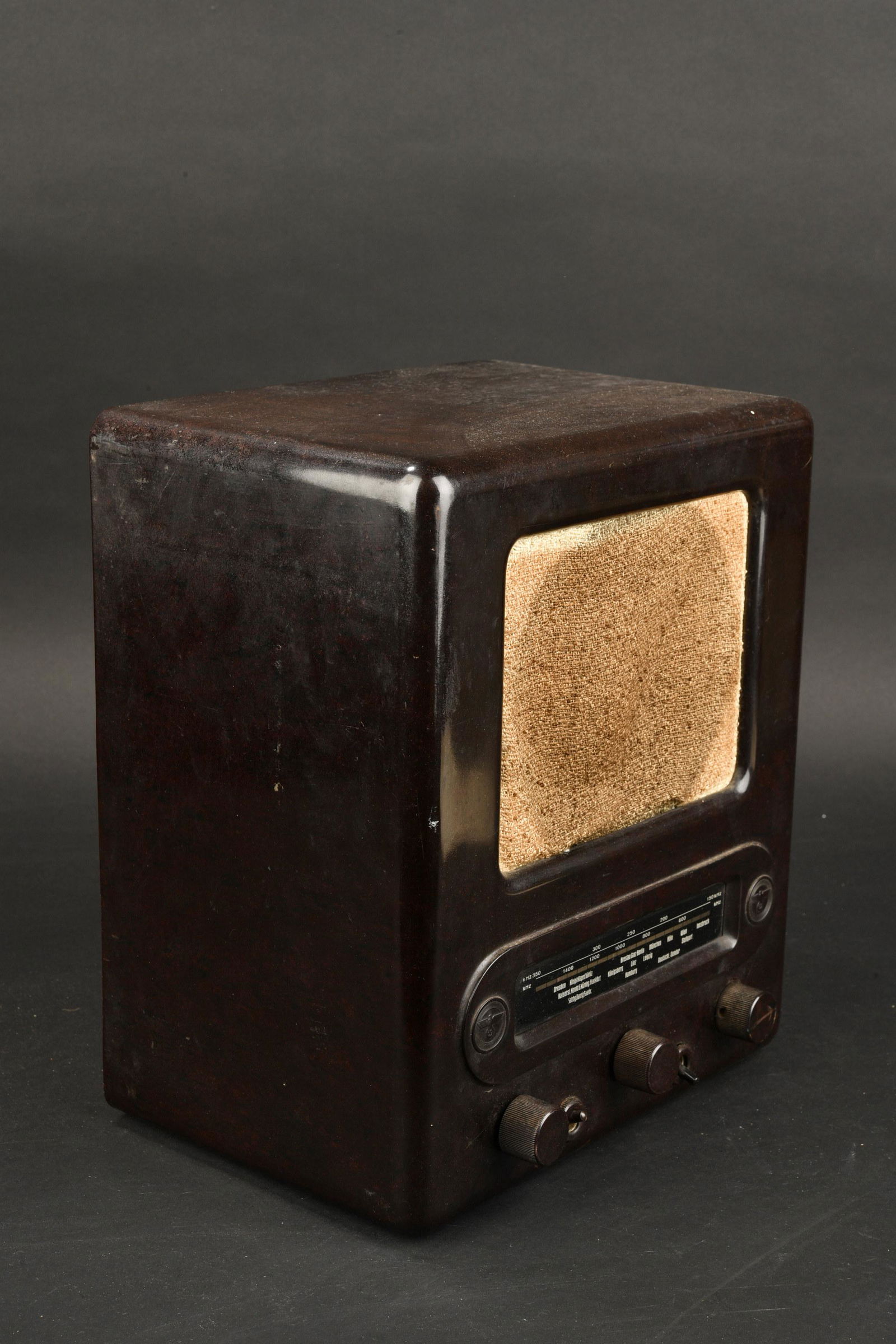 Radio du peuple. Radio of the people.: Radio du peuple. En bakelite marron. Le protege haut parleur est complet, mais legerement distendu. Toutes les pieces mobiles sont fonctionnelles. Facade arriere presente, mais tenant mal. Cable denud