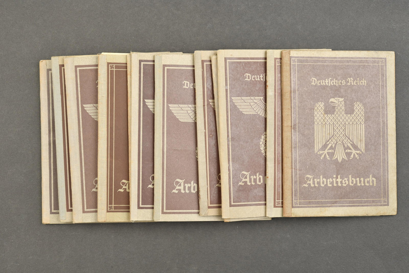 Arbeitsbuch.: Arbeitsbuch. Douze livrets, bien remplis. Deux modeles differents de livrets. A noter une certaine usure et patine des pieces. Etat II+. Arbeitsbuch. Twelve booklets, well filled. Two different models