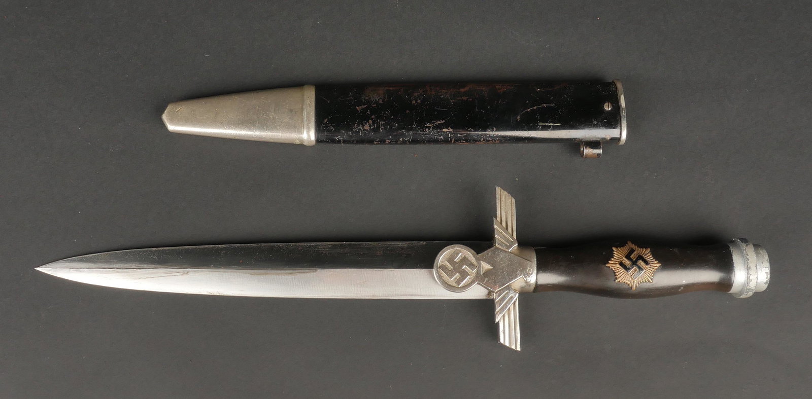 Dague RLB. RLB Dagger.: Dague de sous-officier RLB. Modele 1938. Poignee de couleur noir, sans eclats, insigne RLB emaille, monte d'origine. Pommeau en alliage zamac peint en gris. Peinture grise posterieure. Bel aigle de ga