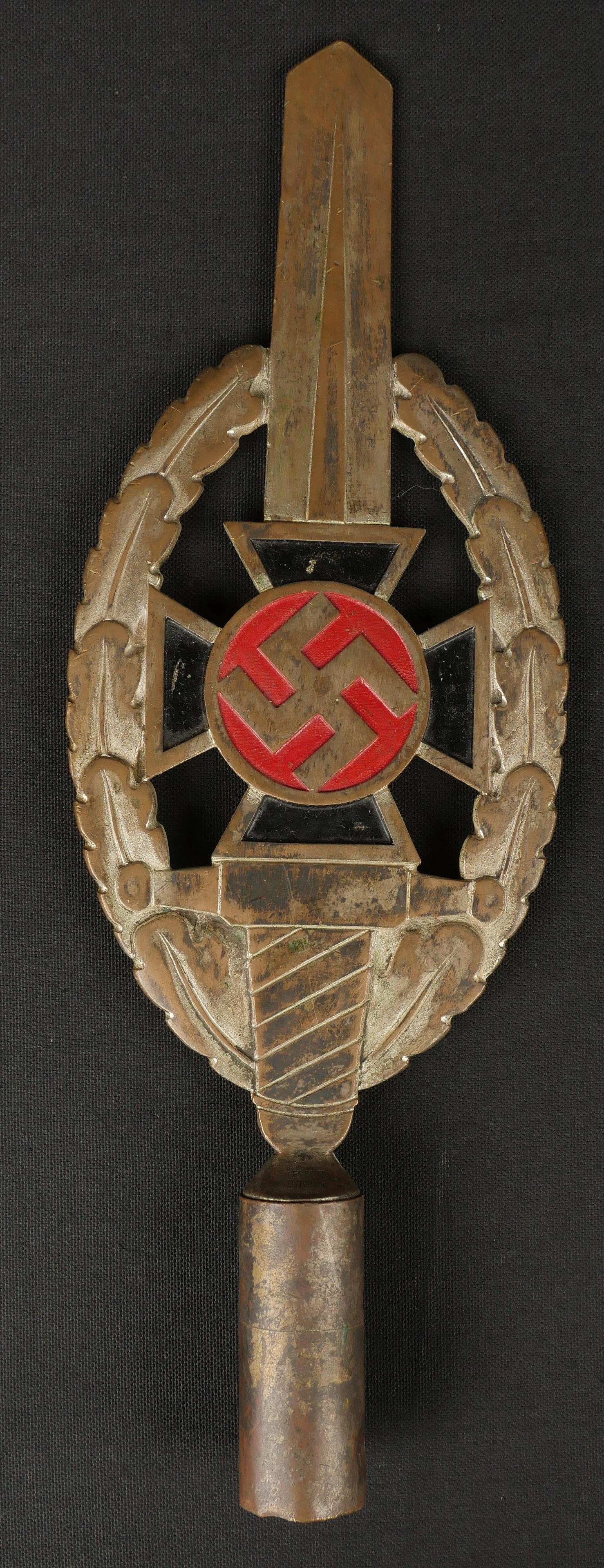 Pointe de drapeau NSKOV. NSKOV flag point.: Pointe de drapeau NSKOV. EN metal, peinture presente, mais presentant des marques d'usures. Fabrication Ges Gesch Ottogahr. Dimensions 38 x 13,5 cm. A noter une certaine usure et patine de la piece. E