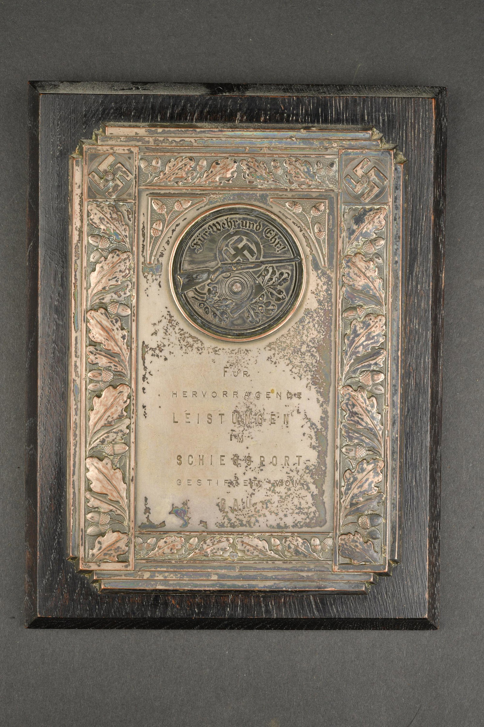 Prix de tir. Shooting price: Prix de tir. Plaquette en metal, montee sur un support en bois. Marquages Fur Hervorraangende Leistungen im Schiessport Gestiftet vom Gau. En relief. Dimensions 17 x 22 cm. A noter une certaine usure