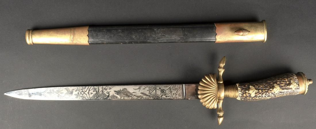 Hirschsfanger.: Hirschsfanger. Poignee en fausse corne, disposant de trois glands. Toute les garnitures metalliques sont dorees. Clavier disposant d'un decors de coquillage. Lame complete dans sa longueur a decors de