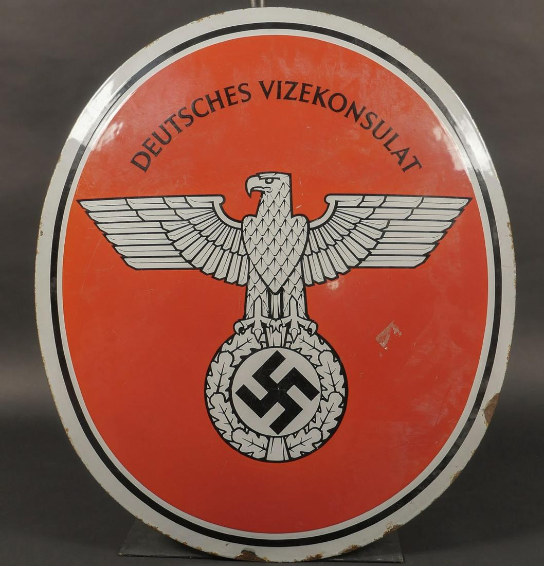 Panneau Vizekonsulat. Vizekonsulat sign.: Panneau emaille Deutsches Vizekonsulat. En metal emaille bombe. Bordure emaillee blanche avec lisere noir. Fond emaille rouge. Bel aigle allemand. Marque Deutsches Vizekonsulat. L'insigne et les marqu