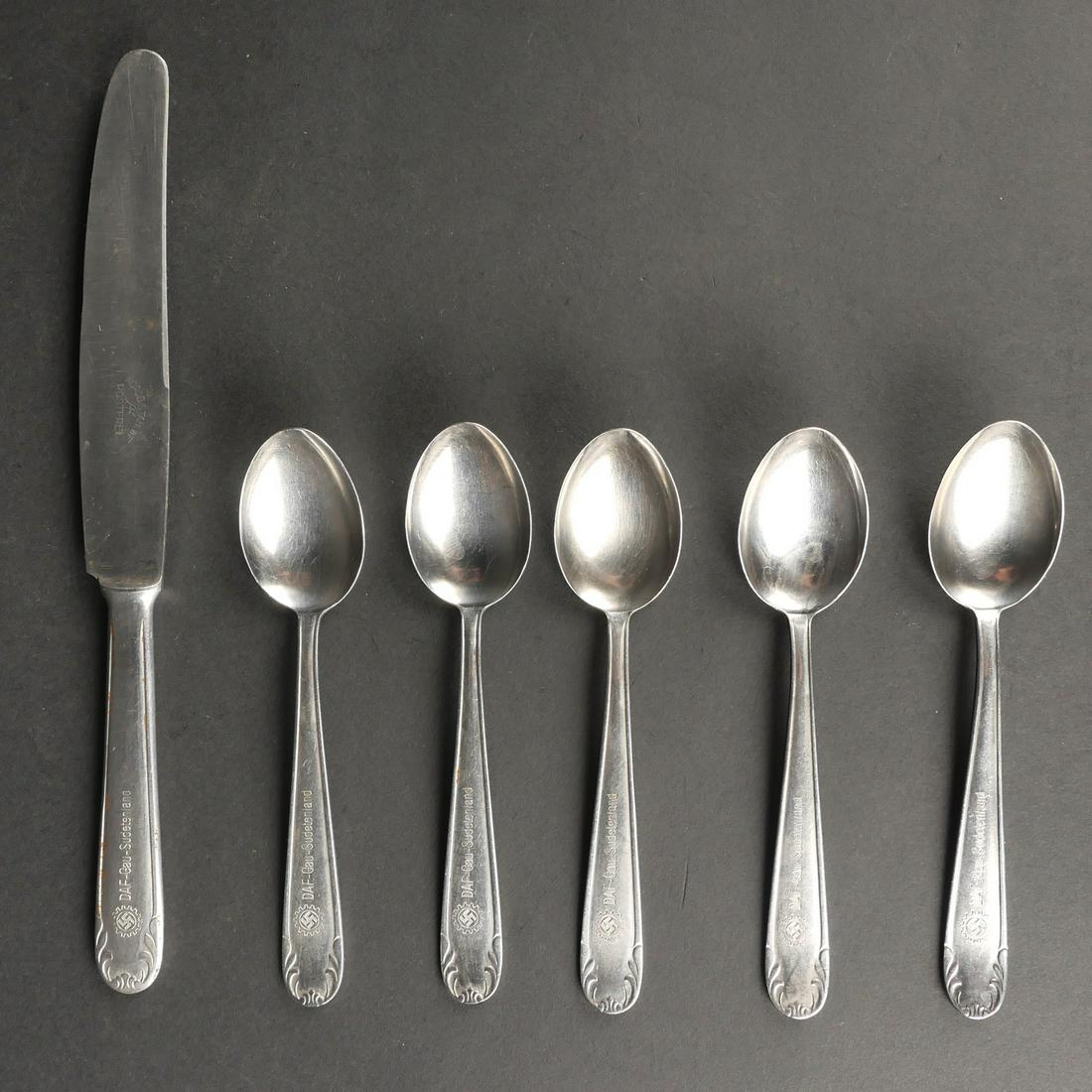 Couverts du DAF. DAF Cuttlery.: Couvert du DAF. Comprenant cinq cuilleres en metal, disposant de l'insigne du DAF, et de la mention DAF Gau Sudetenland. Marquages Rostfrei. Un couteau en metal, bel insigne du DAF, Gau Sudetenland, l