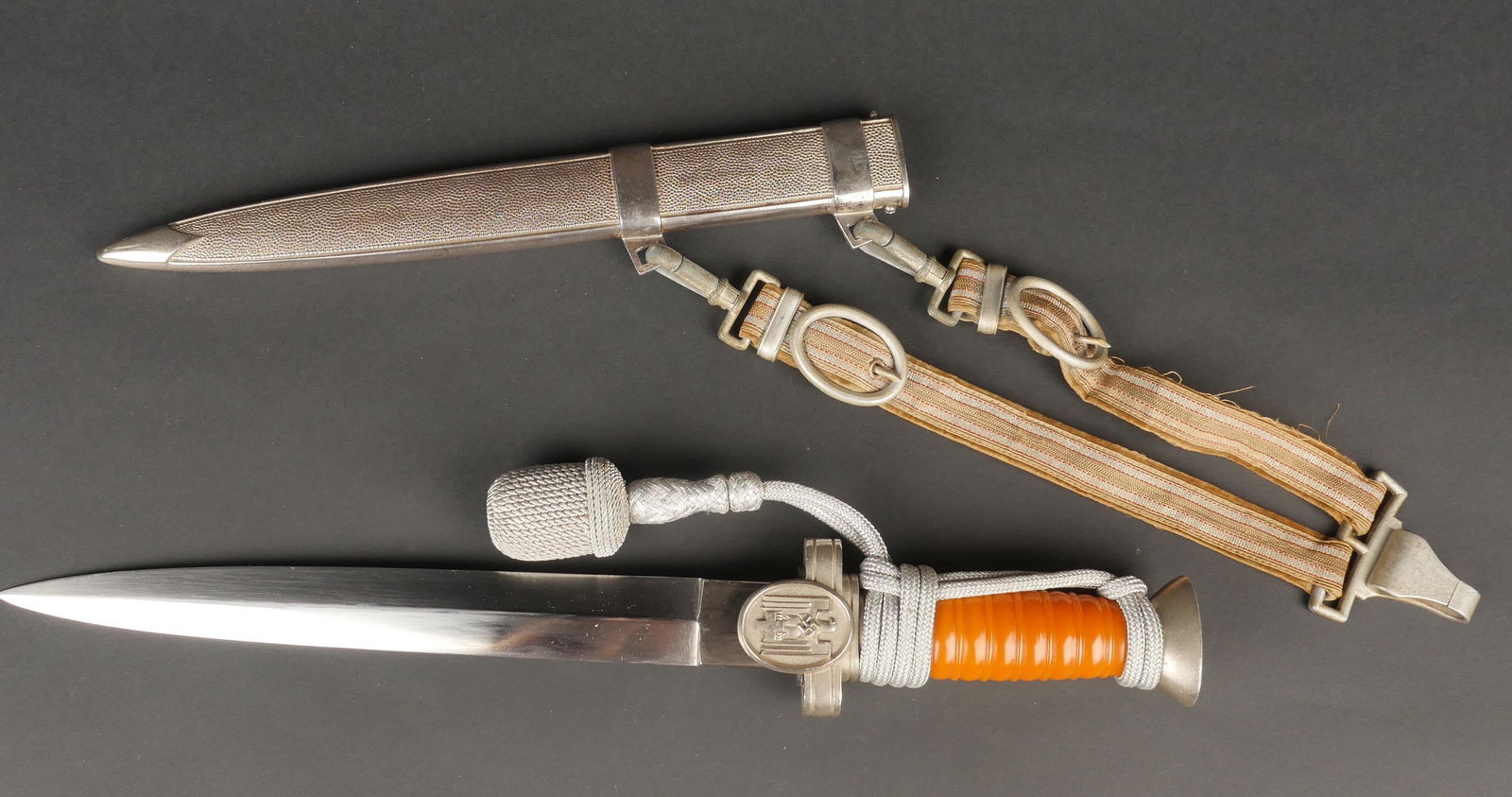 Dague officier DRK. German DRK Dagger.: Dague d'officier DRK. Modele pour les services de sante de la croix rouge. Fusee bicolore orange et jaune. Belle lame complete dans sa longueur, sans marquages fabricant. Fourreau complet. Dragonne no