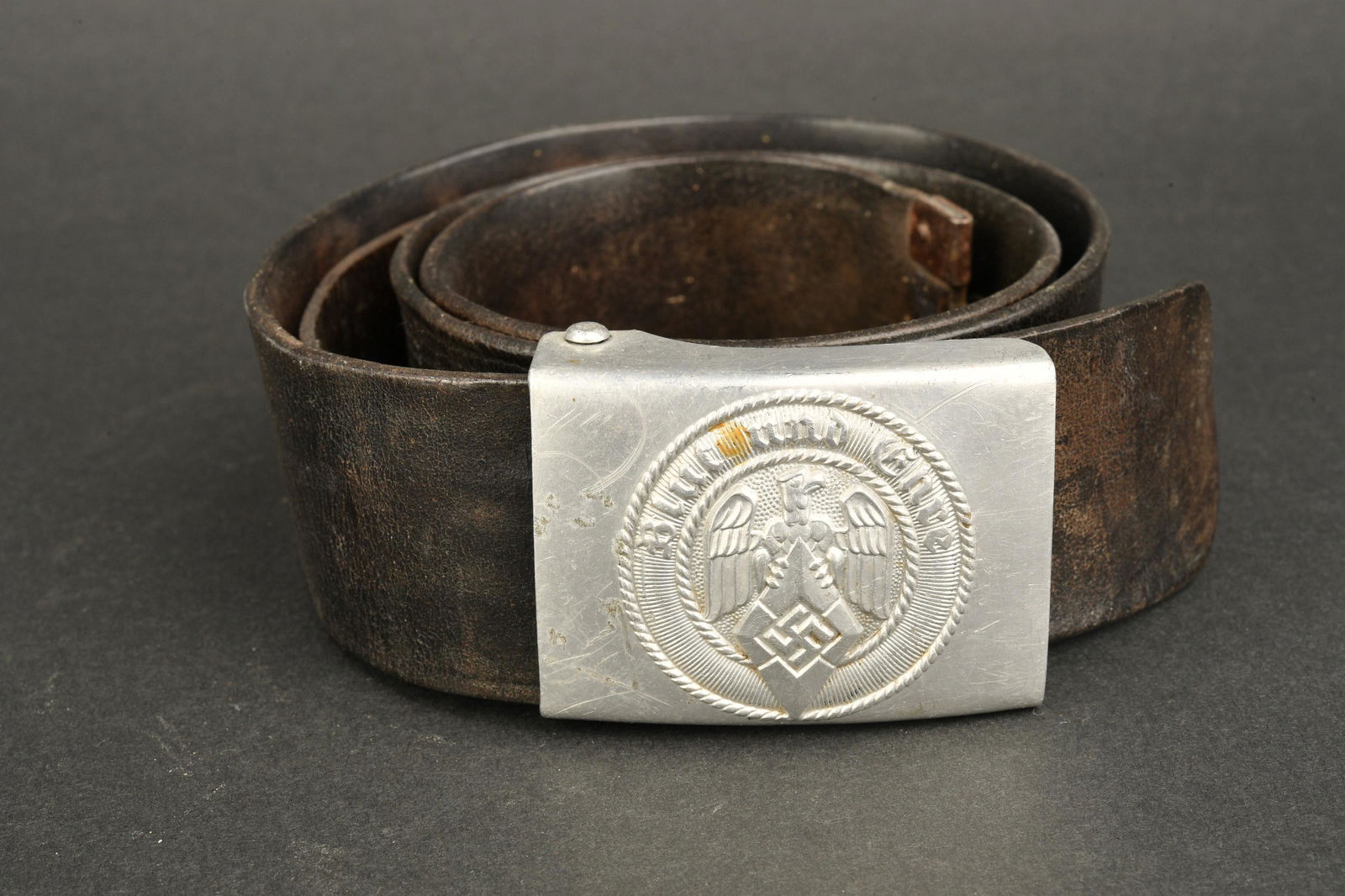 Ceinturon Hitlerjugend. Hitlerjugend belt: Ceinturon Hitlerjugend. Ceinturon en cuir noir. Sans marquages visibles. Boucle en aluminium. Fabrication RZM M4/38. A noter une certaine usure et patine de la piece. Etat II+. Hitlerjugend belt. Blac
