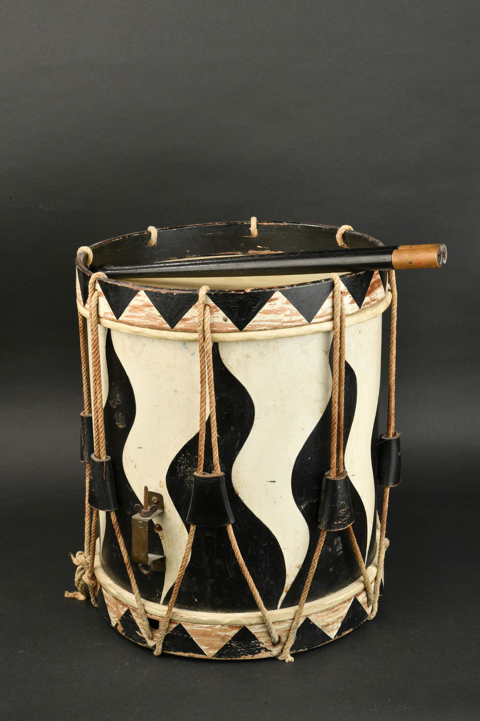 Tambour Hitlerjugend. Hitlerjugend Drum.: Tambour Hitlerjugend. Caisse en bois, peint en noir et blanc, formes de flammes. Les cordages sont presents, avec les renforts en cuir. Les parties superieurs et inferieures sont peintes de couleur no