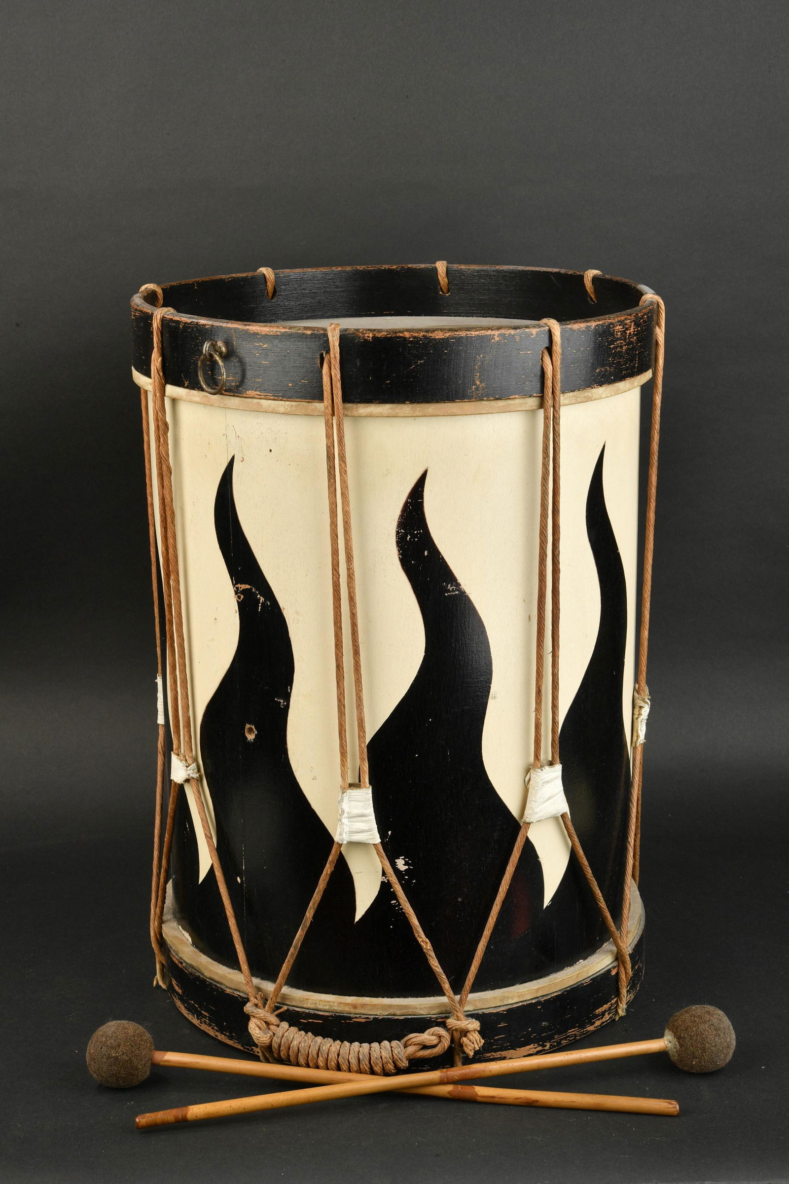 Tambour Hitlerjugend. Hitlerjugend Drum.: Tambour Hitlerjugend. Caisse en bois, peint en noir et blanc, formes de flammes. Les cordages sont presents, avec les renforts en cuir. Les parties superieurs et inferieures sont peintes de couleur no