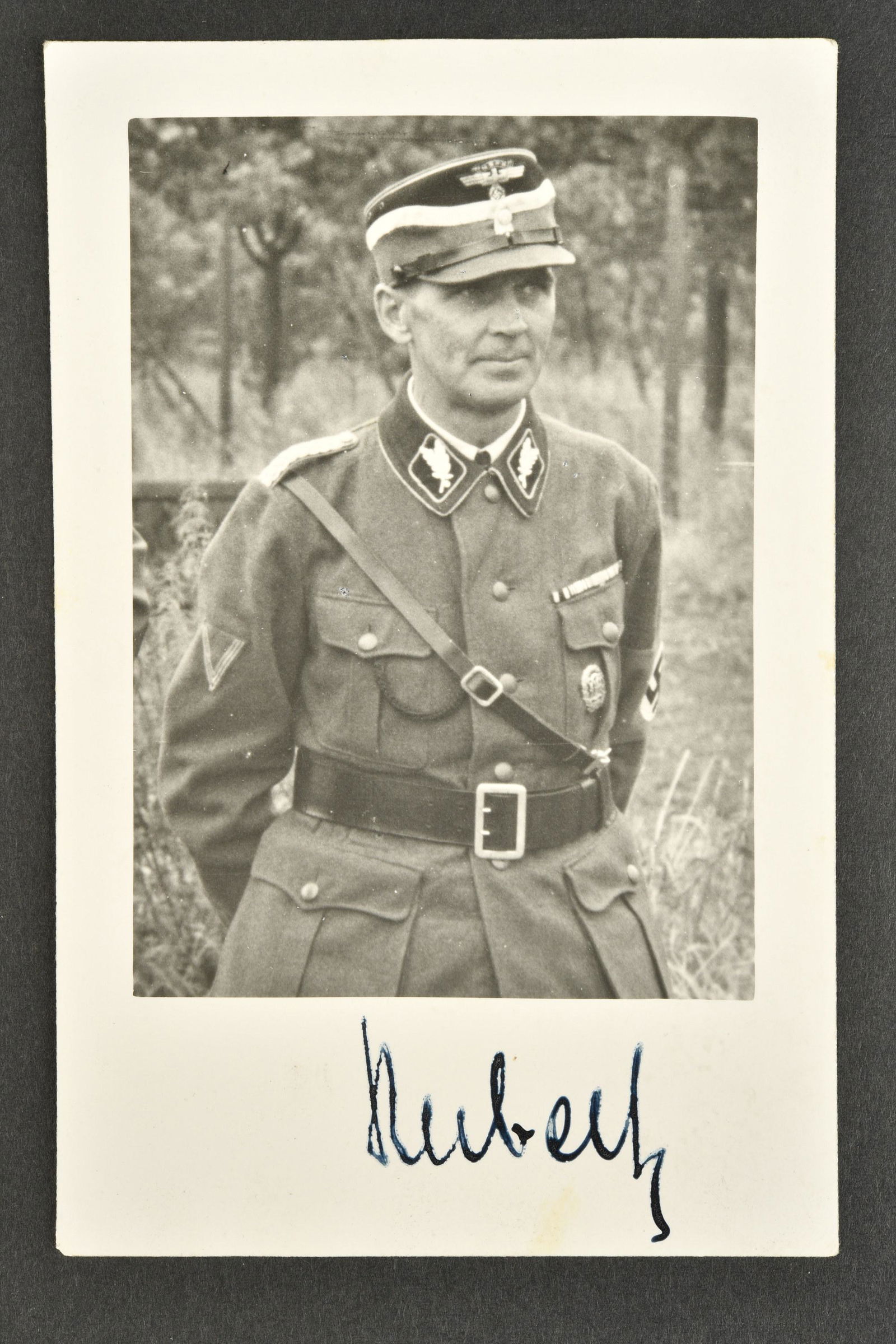 Photo autographe Oberfuhrer Herbert.: Photo autographe Oberfuhrer Herbert. Photo en noir et blanc. Signature manuscrite de l'Oberfuhrer Herbert NSKK Achern. A noter une certaine usure et patine de la piece. Dimensions 9 x 14 cm. Etat II+.