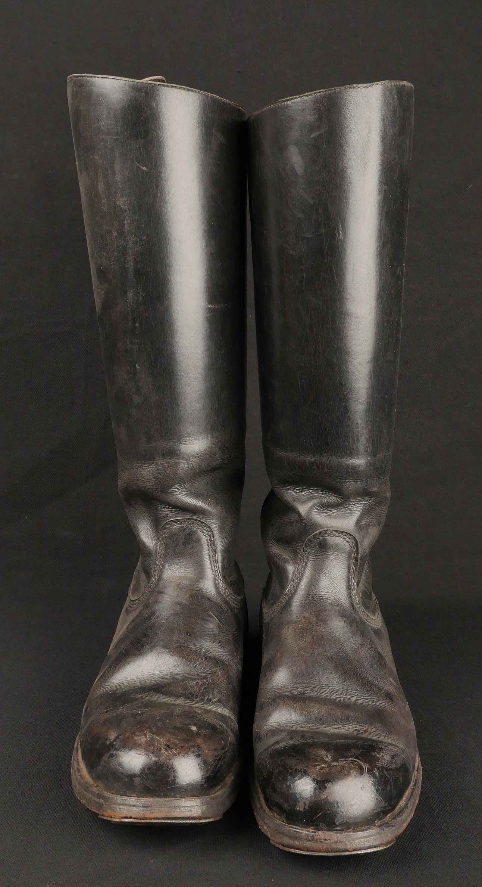 Bottes RZM. German RZM Boots.: Bottes RZM. Tiges hautes en cuir noir. Paire homogene. Tampon RZM 7/11/41 present a l'interieur des bottes. Semelles et talon en cuir, ferres. Marquages RZM 7/11/41 28 4 42. A noter une legere usure e