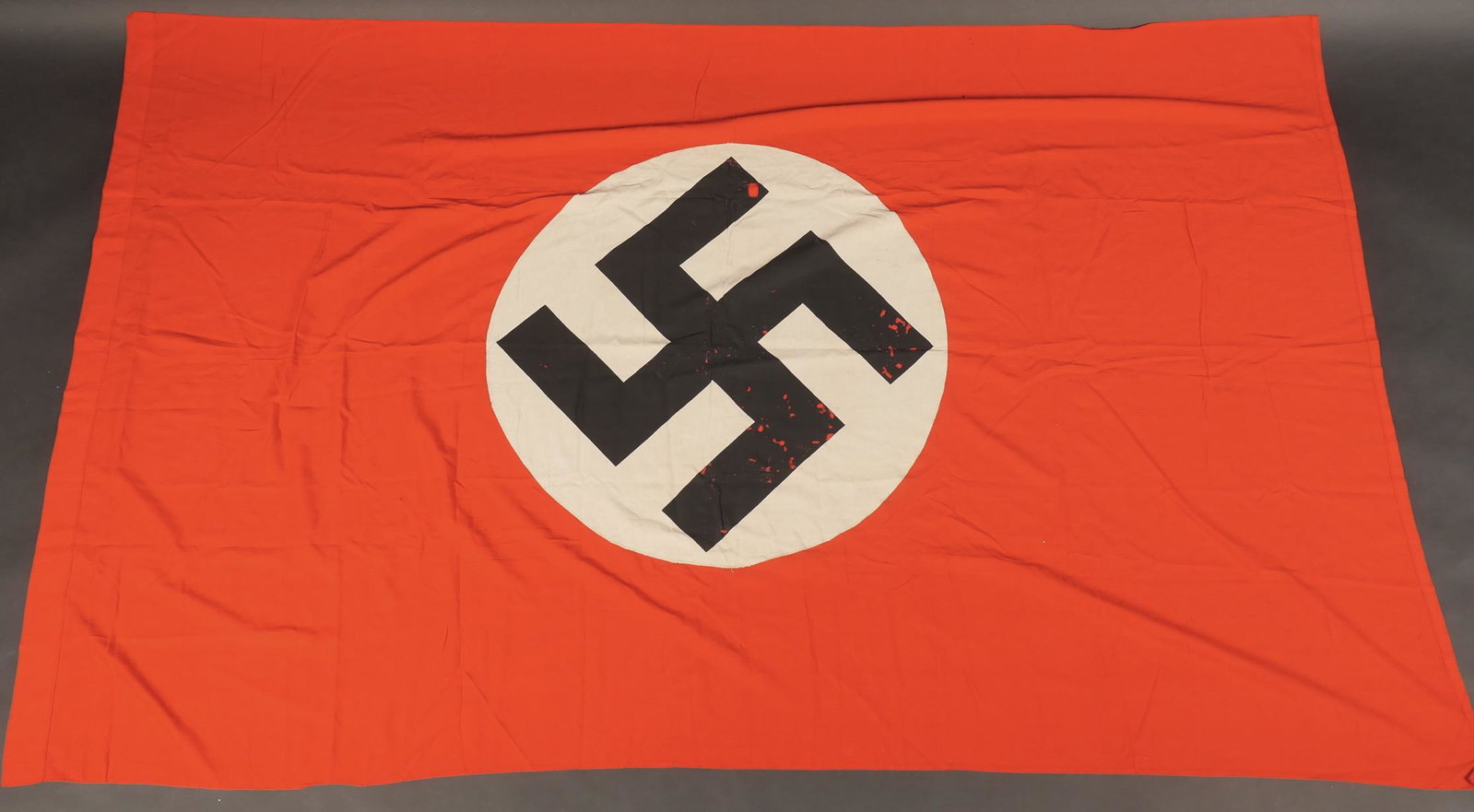 Drapeau allemand. German flag.: Drapeau allemand. En tissu coton rouge. Partie centrale rapportee, embleme national imprime. Sans marquages visibles. Dimensions 120 x 190 cm. A noter une certaine usure et patine de la piece, ainsi q