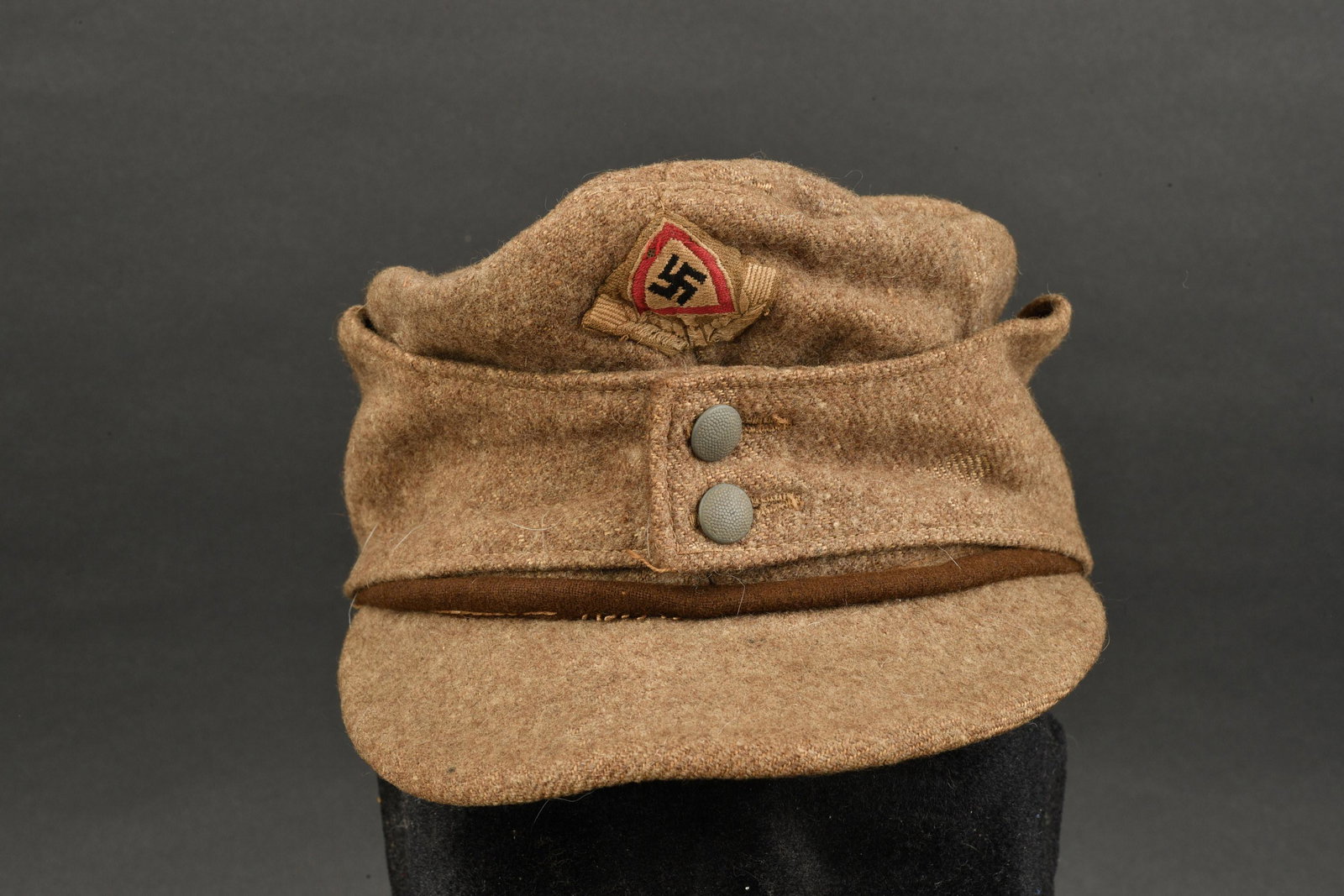 Casquette RAD. German RAD cap.: Casquette M-43 RAD. En drap marron. Lisere marron faisant le tour de la coiffure. Rabat fermant par deux boutons. Insigne RAD tisse, monte main. Interieur double en tissu marron. Tampon du fabricant T