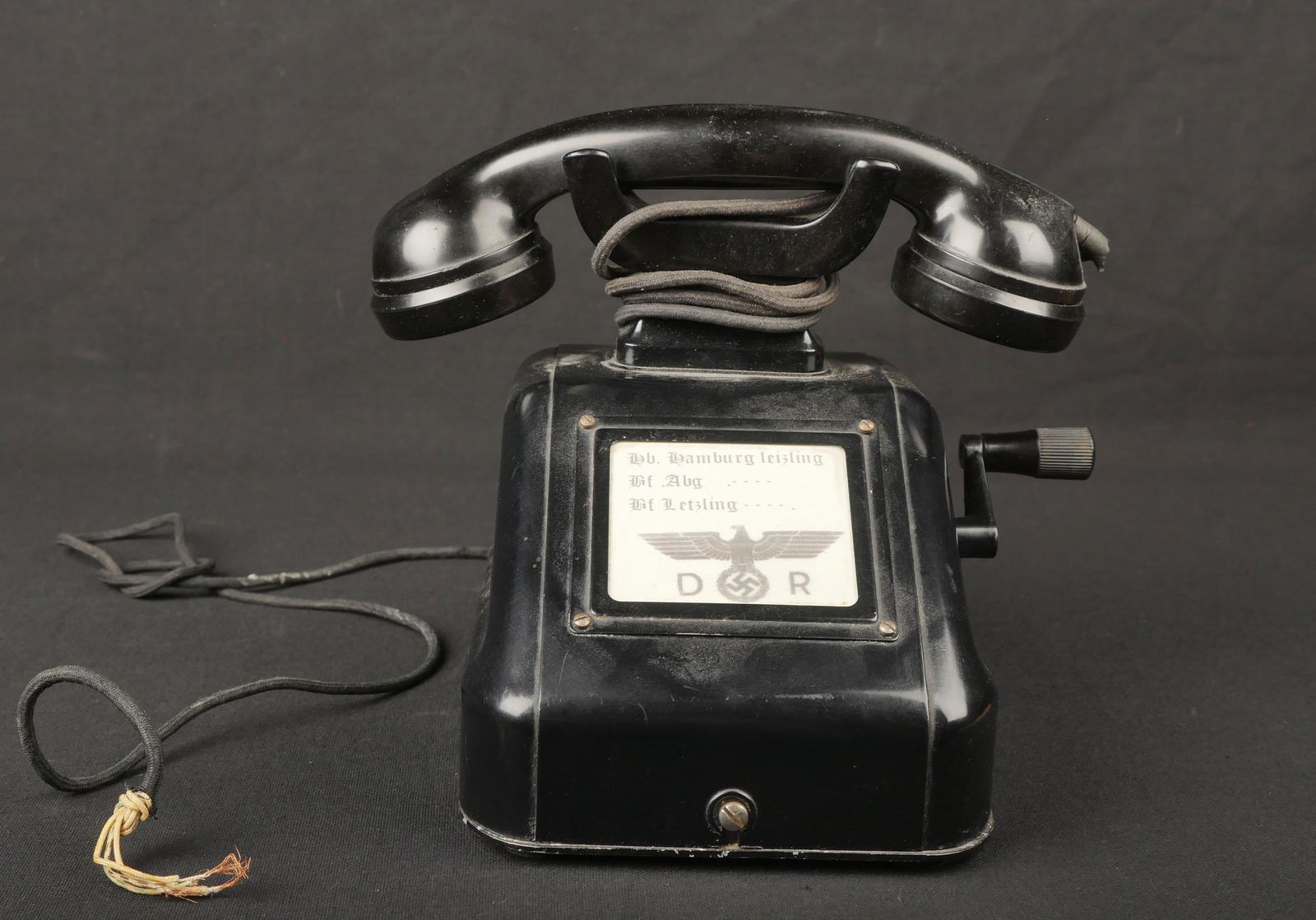 Telephone de la Reichsbahn. Reichsbahn phone.: Telephone de la Reichsbahn. En bakelite noire. Combine present avec son cable. Manivelle complete et fonctionnelle. Etiquette marquee Hamburg Leizling, bel aigle allemand disposant des lettres DR. Fab