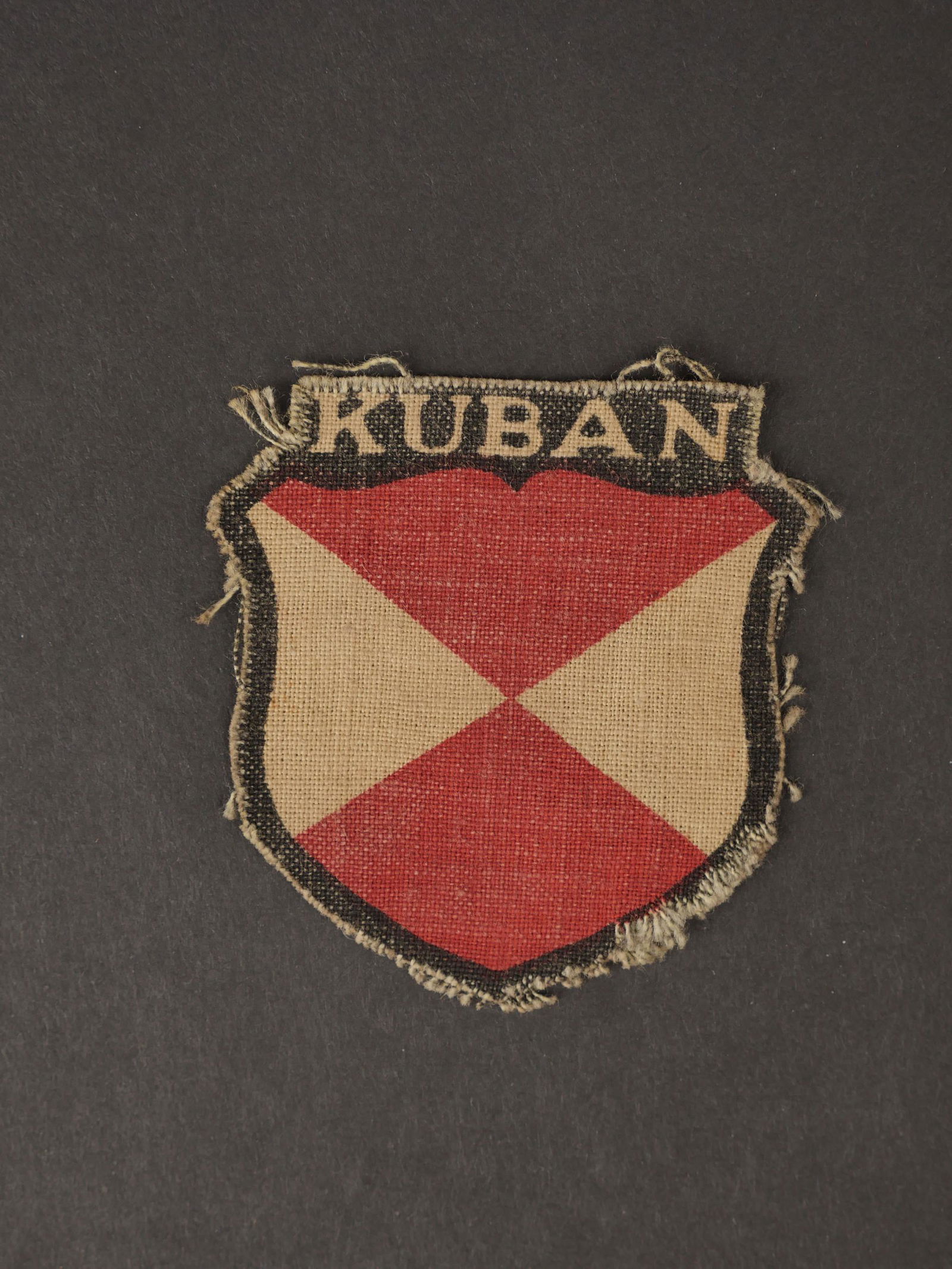 Insigne cosaque. Cossack badge.: Insigne de manche des volontaires cosaque du Kuban. Cosaques de la region du Kuban. Ecusson imprime, bordures effilochees. A noter une certaine usure et patine de la piece. Etat II+. Plus de photos su