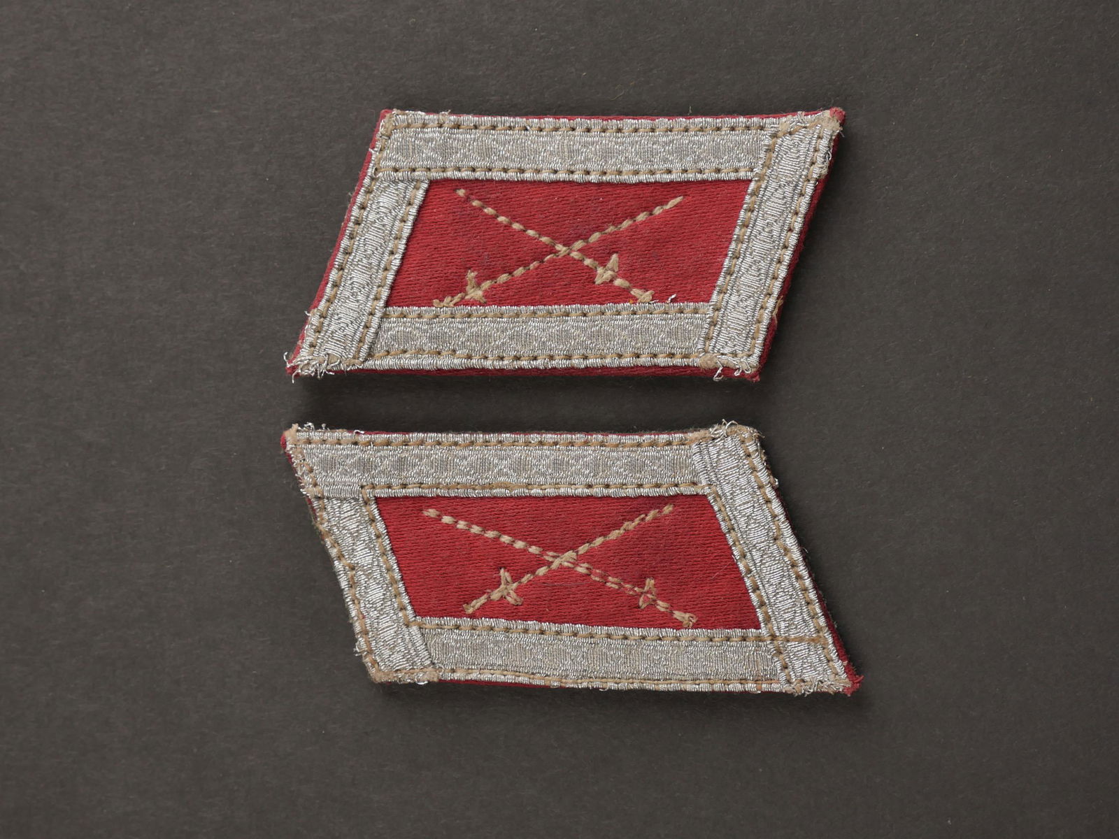 Pattes de col cosaque. Cossack collar tabs.: Pattes de col de volontaire cosaque. Wehrmacht. Paire homogene, brodee. Jamais montee. A noter une certaine usure et patine des pieces. Etat II+. Plus de photos sur aiolfi.com. Cossack volunteer s col