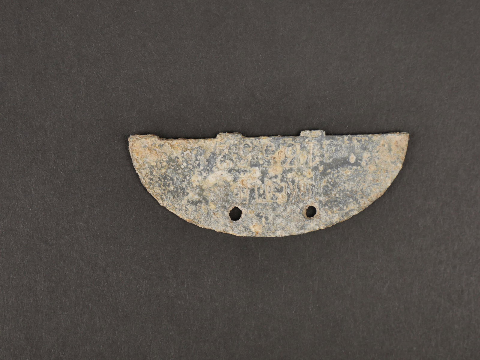 Plaque d identite Turkistan. Identity plate Turkistan: Plaque d identites des volontaire du Turkistan. Demi plaque en metal, piece de fouille, illisible. Trace de colle au dos. Piece de fouille fortement usee et oxydee. Etat II . Identity plate of the vol