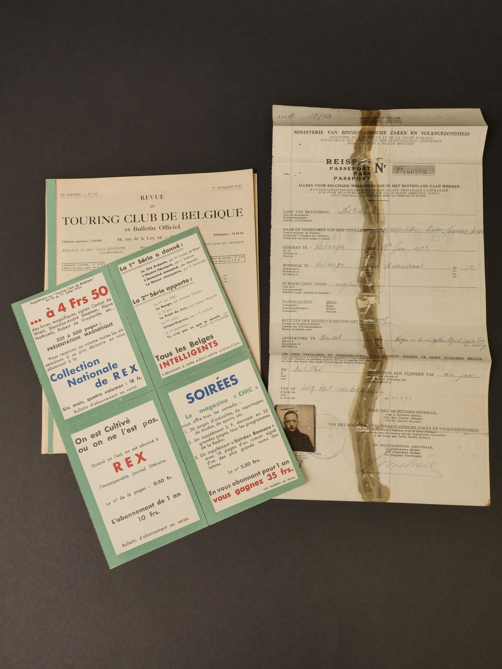 Passeport dâ€™un ouvrier Belge en Allemagne. Passport of a Belgian worker in Germany.: Passeport dâ€™un ouvrier Belge en Allemagne pour 1943 avec la photo du recipiendaire, nombreuses traces de scotch, manques, pliures, salissures et taches. On y joint une planche de bulletins dâ�